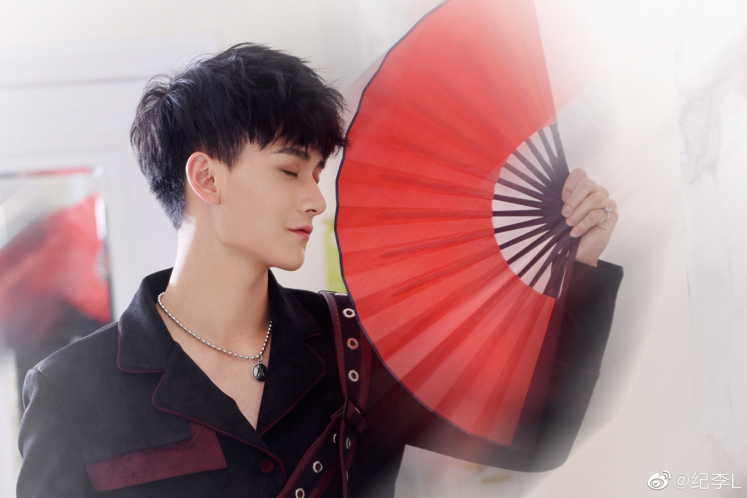 Ji Li with a red fan HD Wallpaper