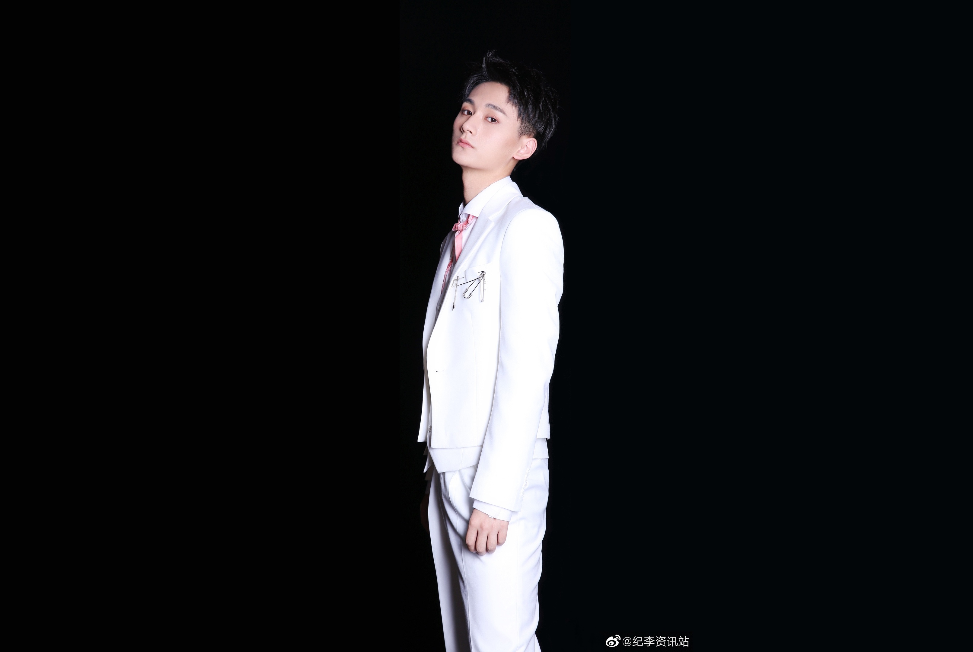 Ji Li in a white suit HD Wallpaper