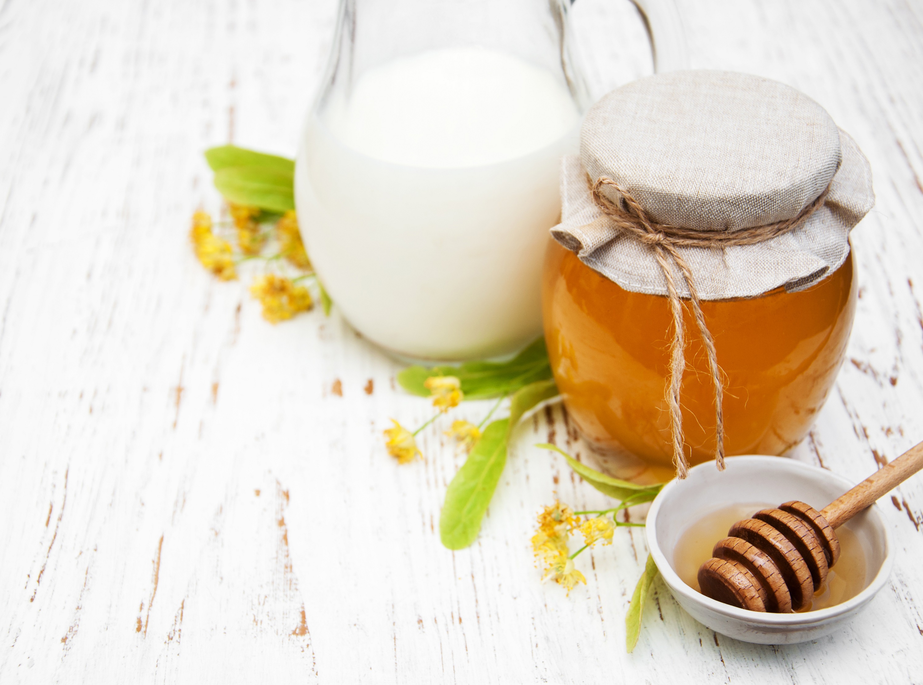 Honey and milk with linden flowers HD Wallpaper
