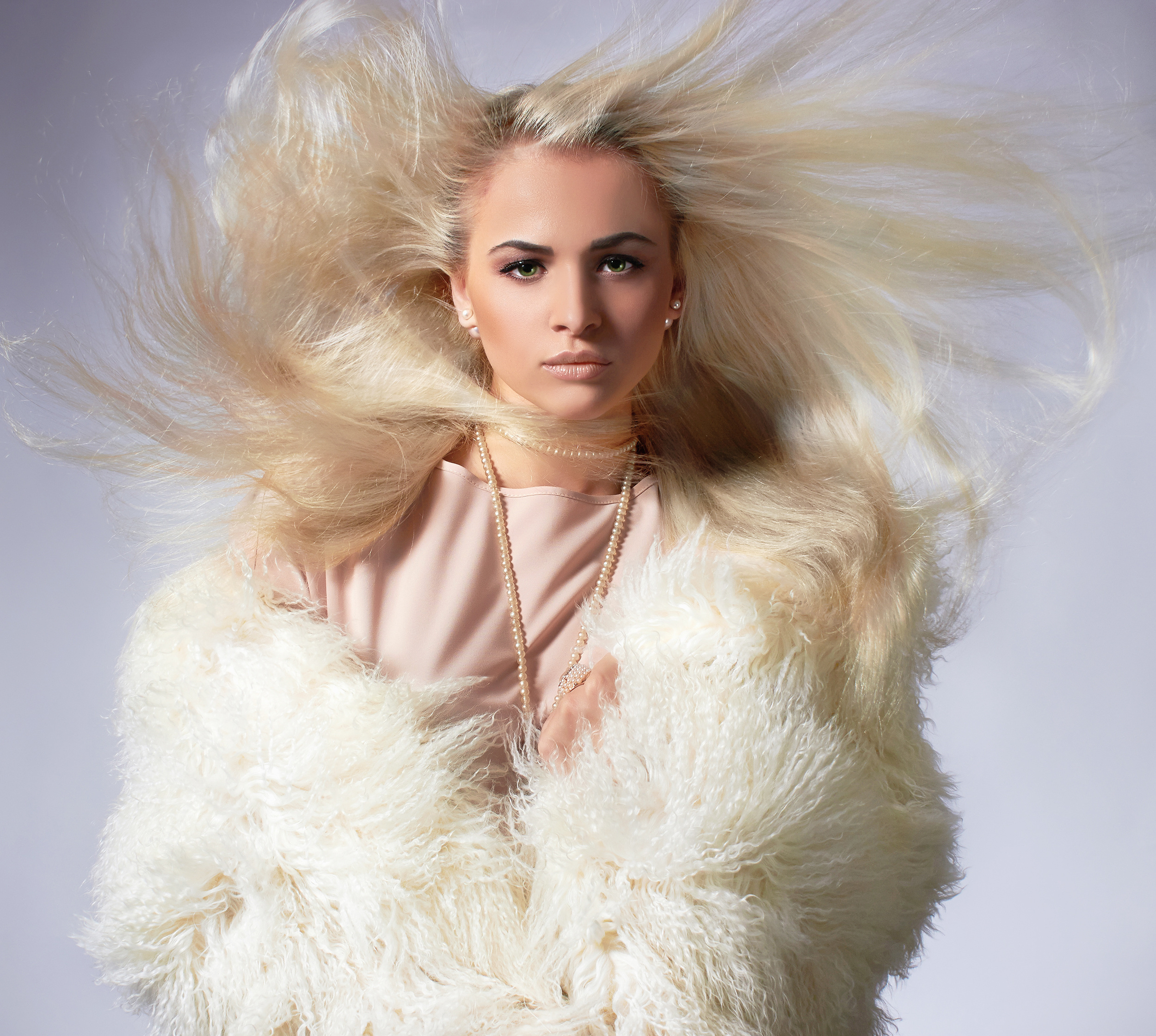 Woman with blonde hair and green eyes wearing a fur coat HD Wallpaper