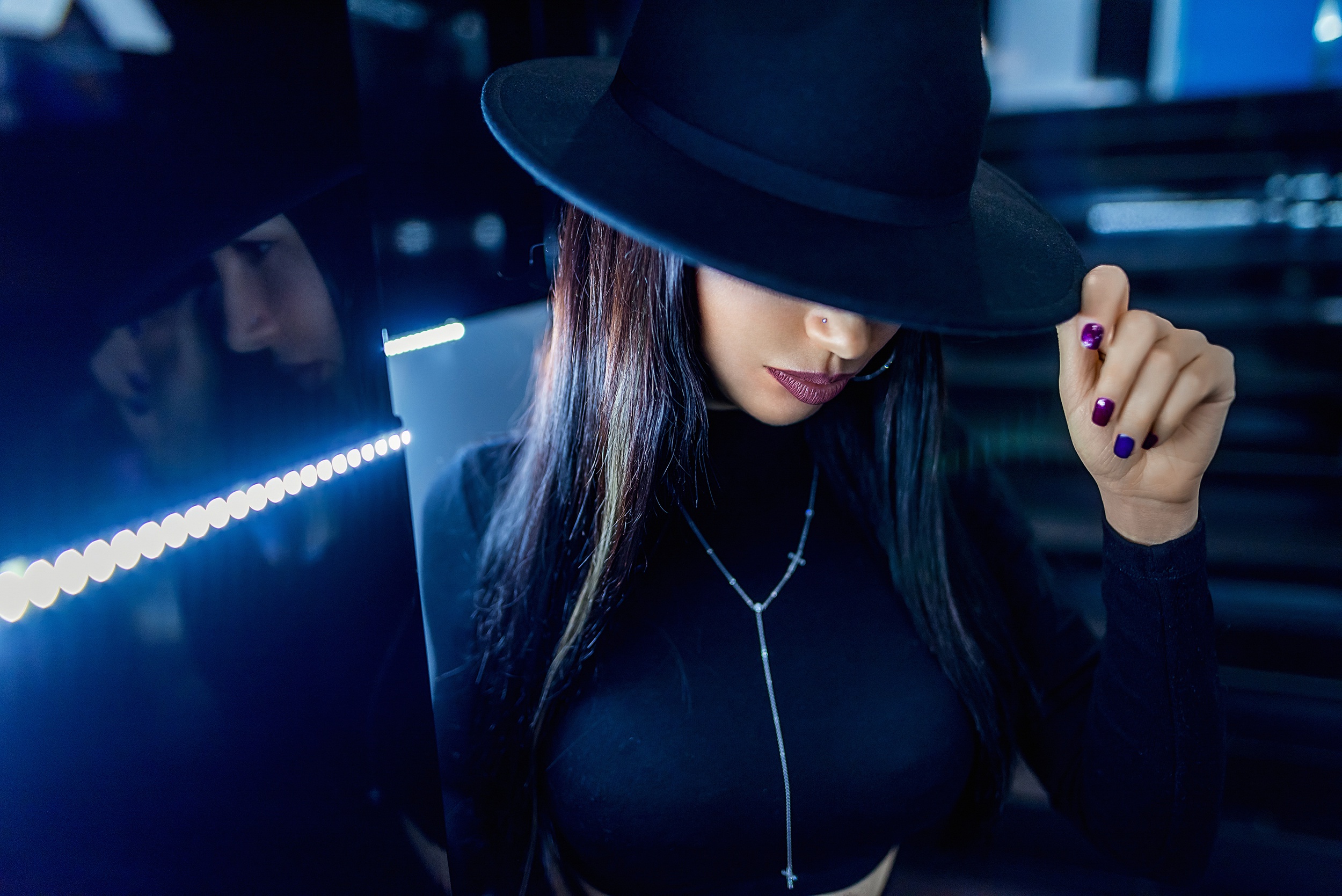 Woman in black hat and necklace HD Wallpaper