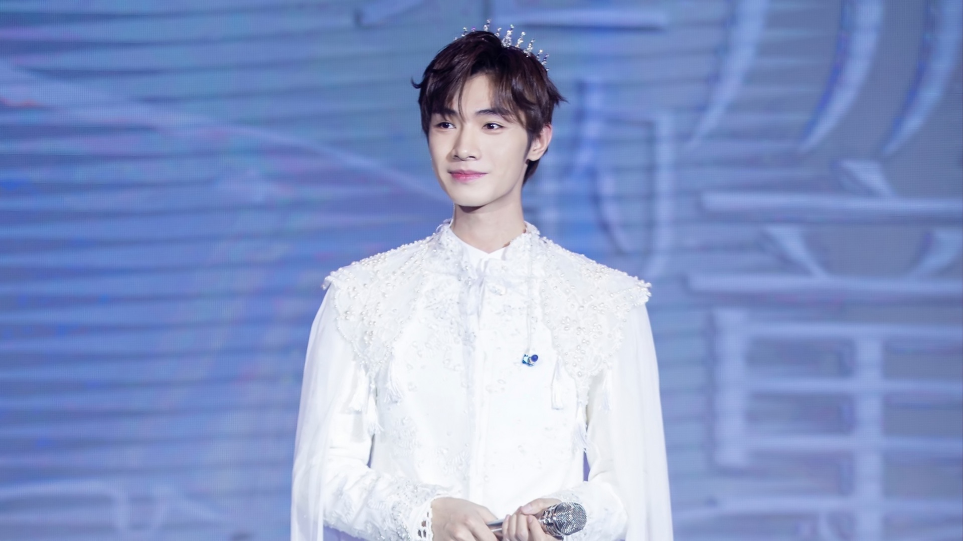 Song Ji Yang wearing a crown and white outfit HD Wallpaper