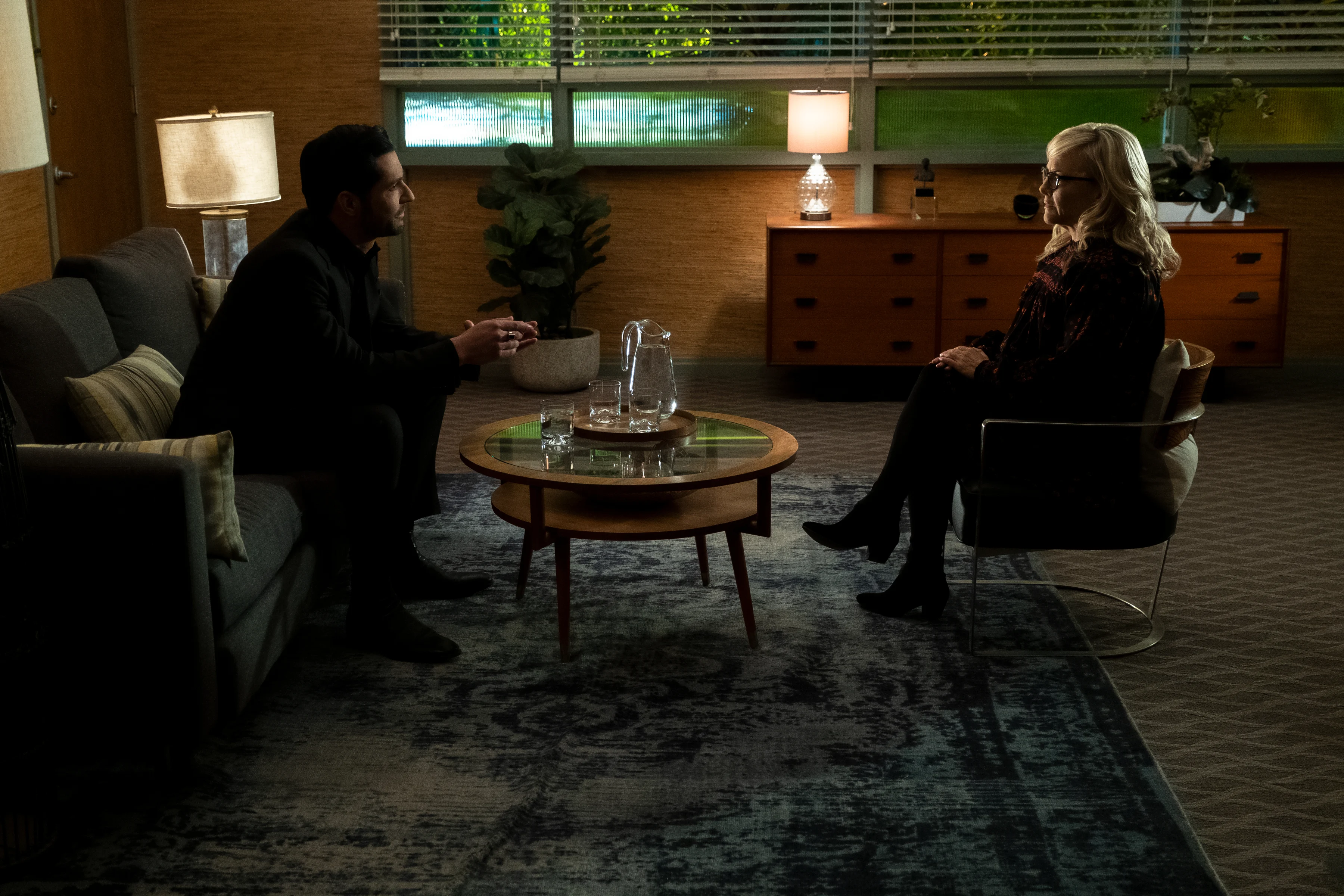 Lucifer Morningstar and Linda Martin in therapy HD Wallpaper