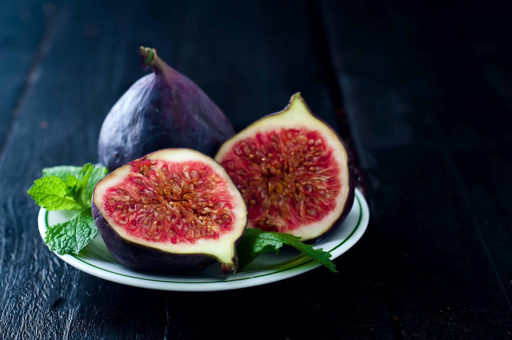 Fresh Figs and Mint on a Plate HD Wallpaper