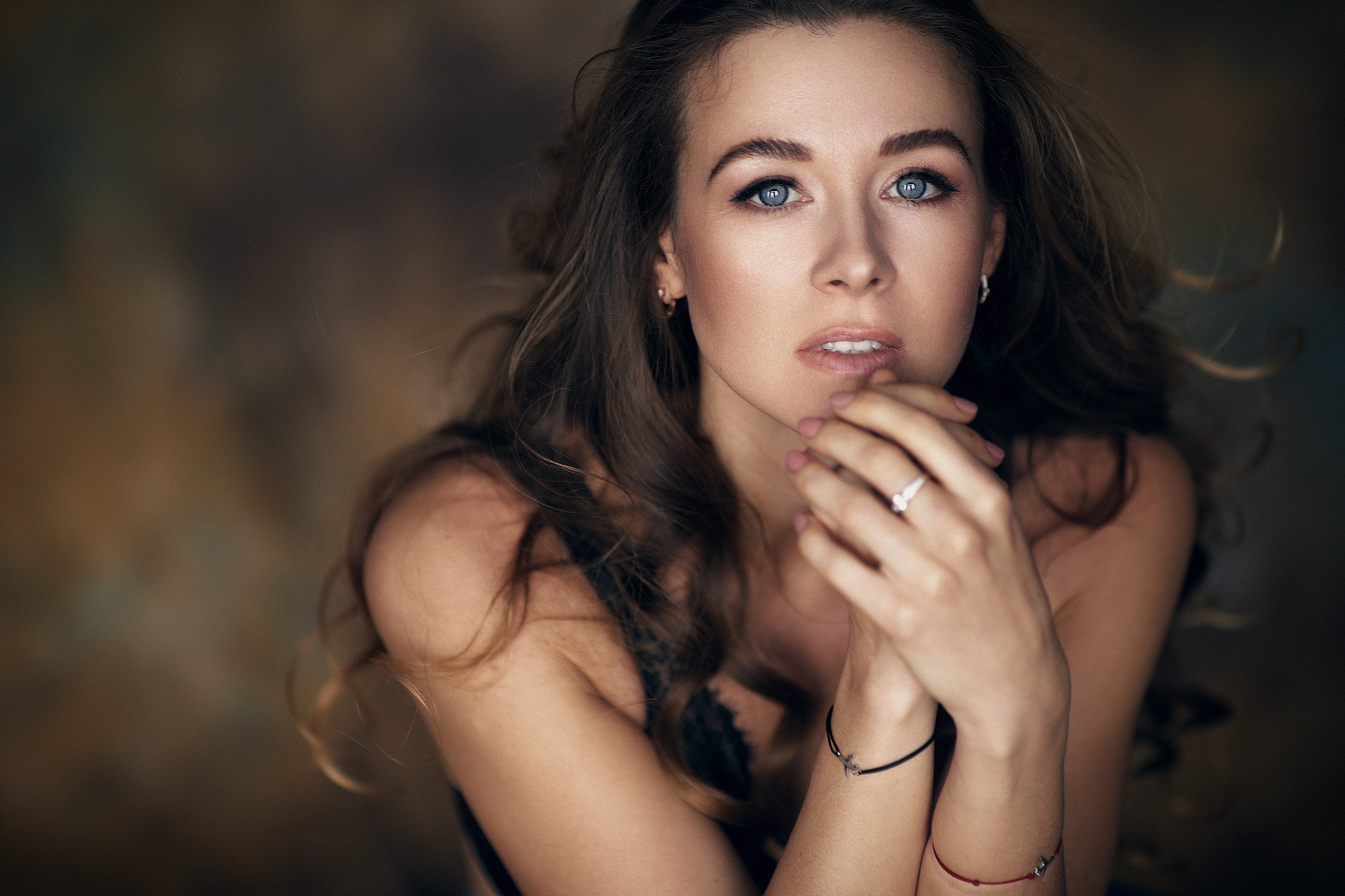 Woman with blue eyes and brown hair HD Wallpaper