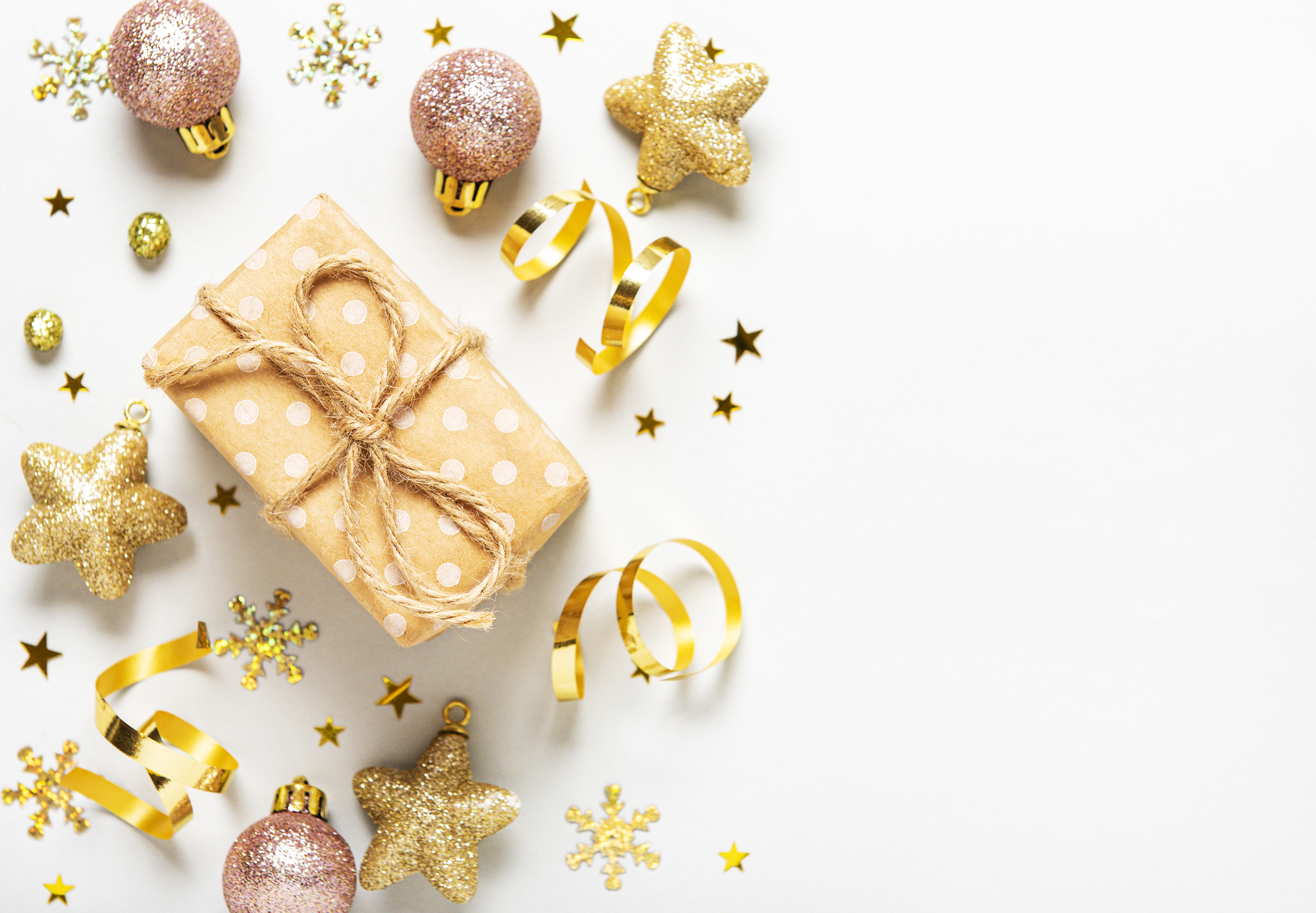 Christmas gift with ornaments and confetti HD Wallpaper