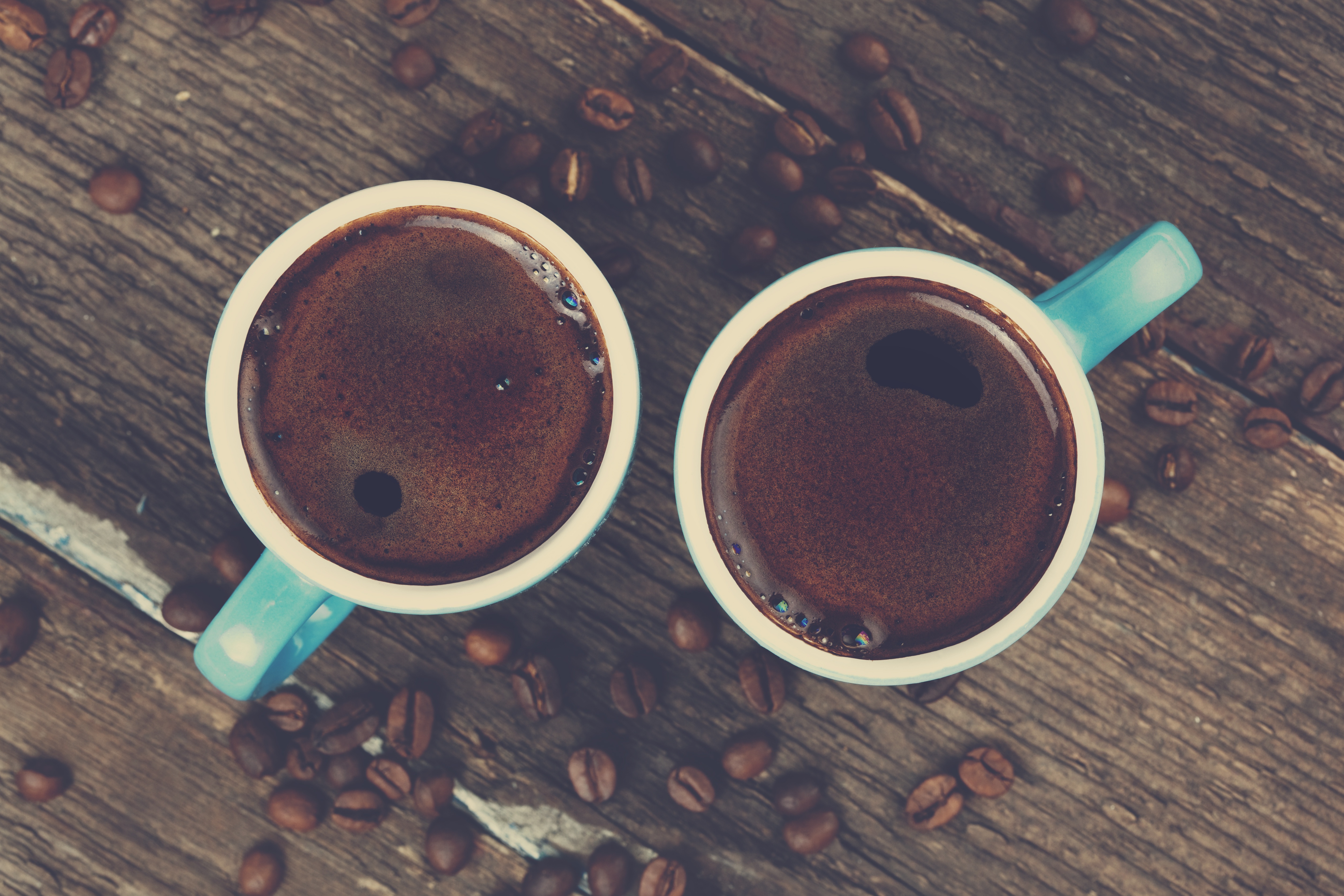 Two cups of coffee with beans HD Wallpaper