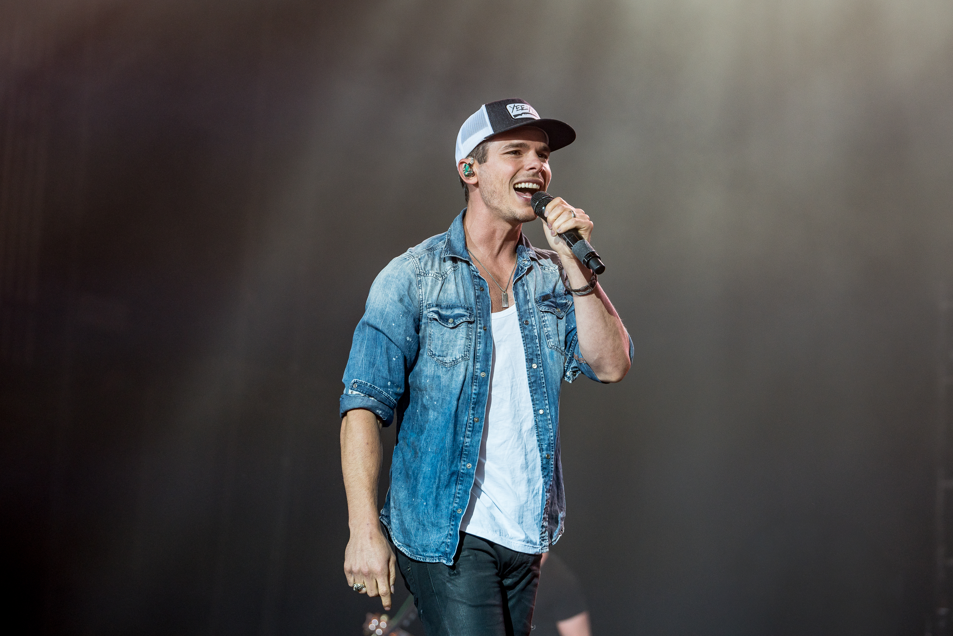 Granger Smith performing on stage HD Wallpaper