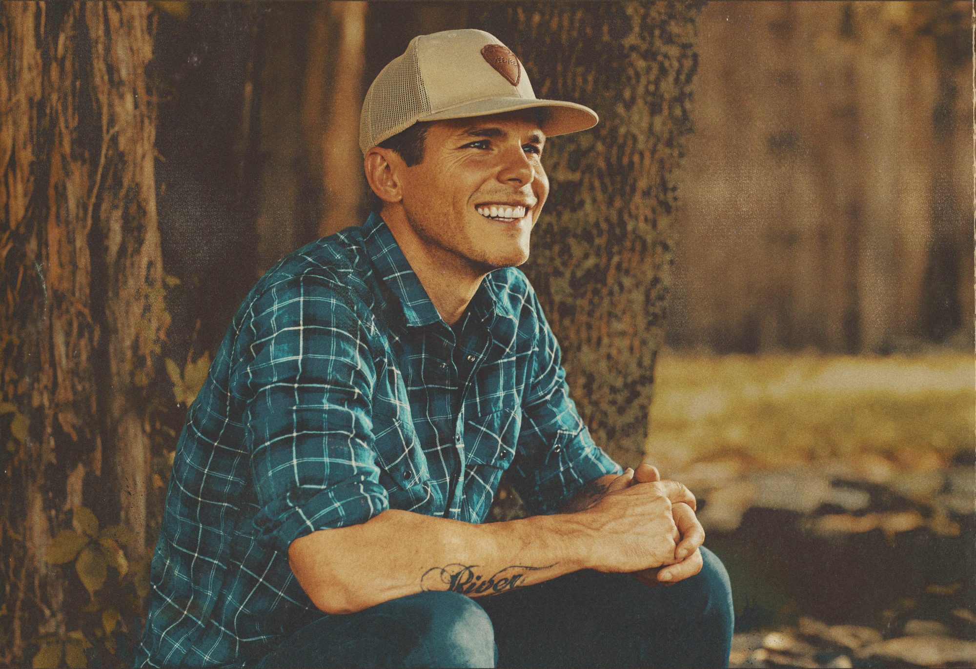 Granger Smith sitting outdoors HD Wallpaper