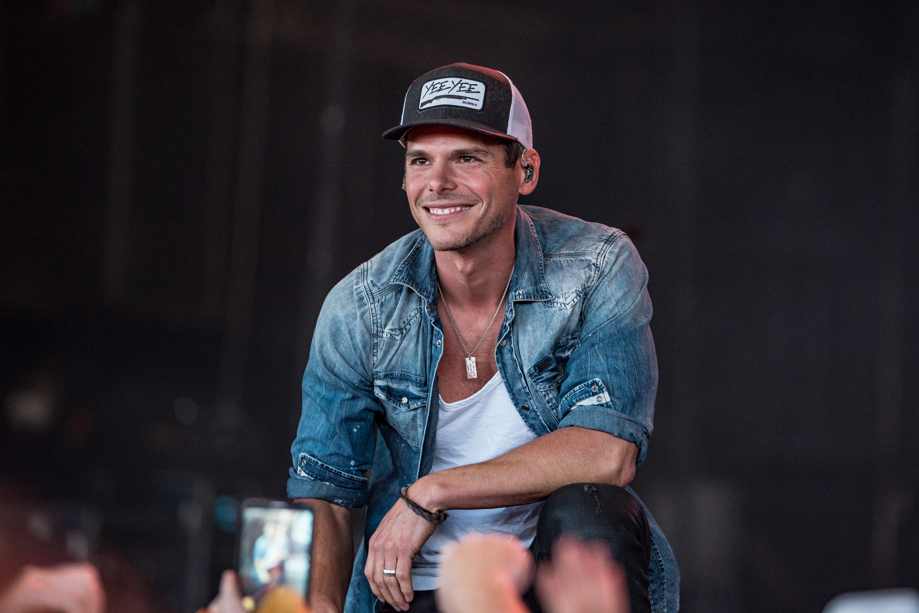 Granger Smith wearing a YeeYee hat on stage HD Wallpaper