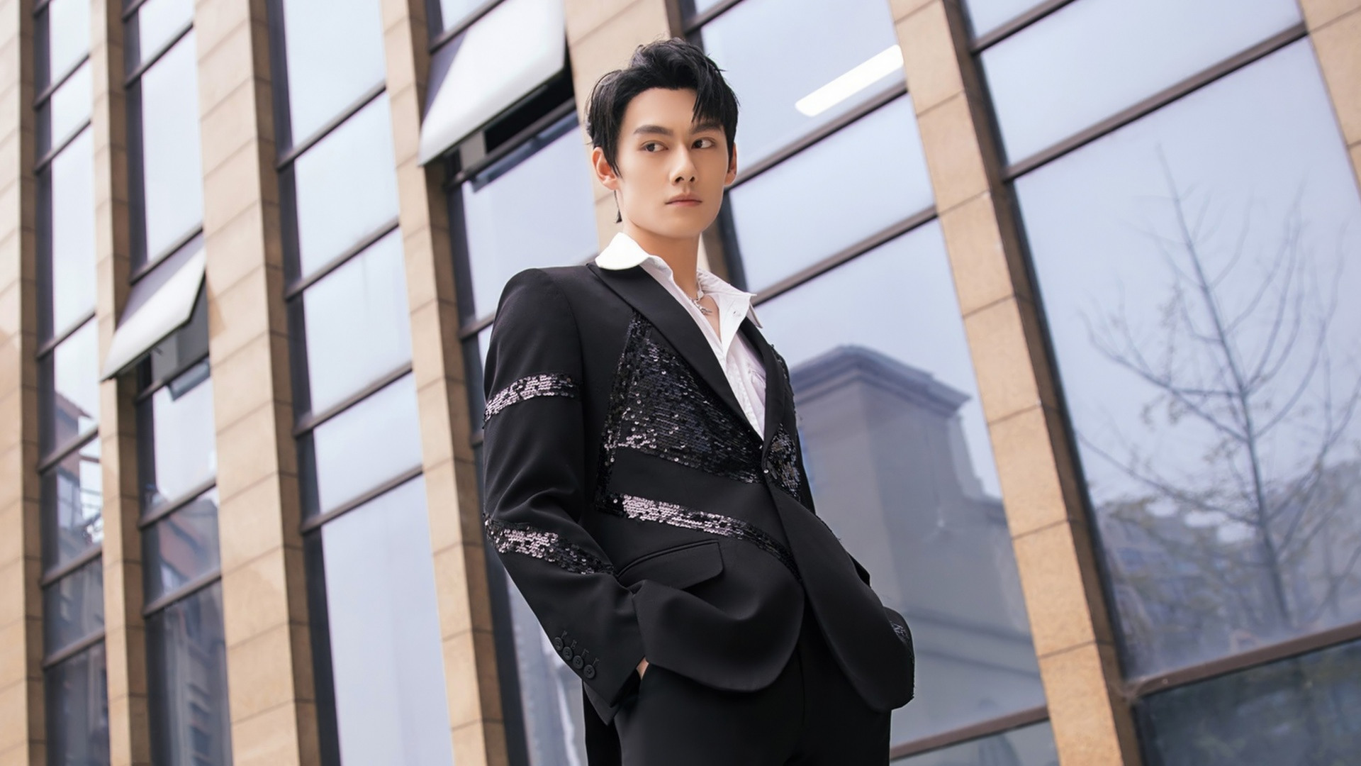 Wang Zhuocheng in a black suit with sequins HD Wallpaper