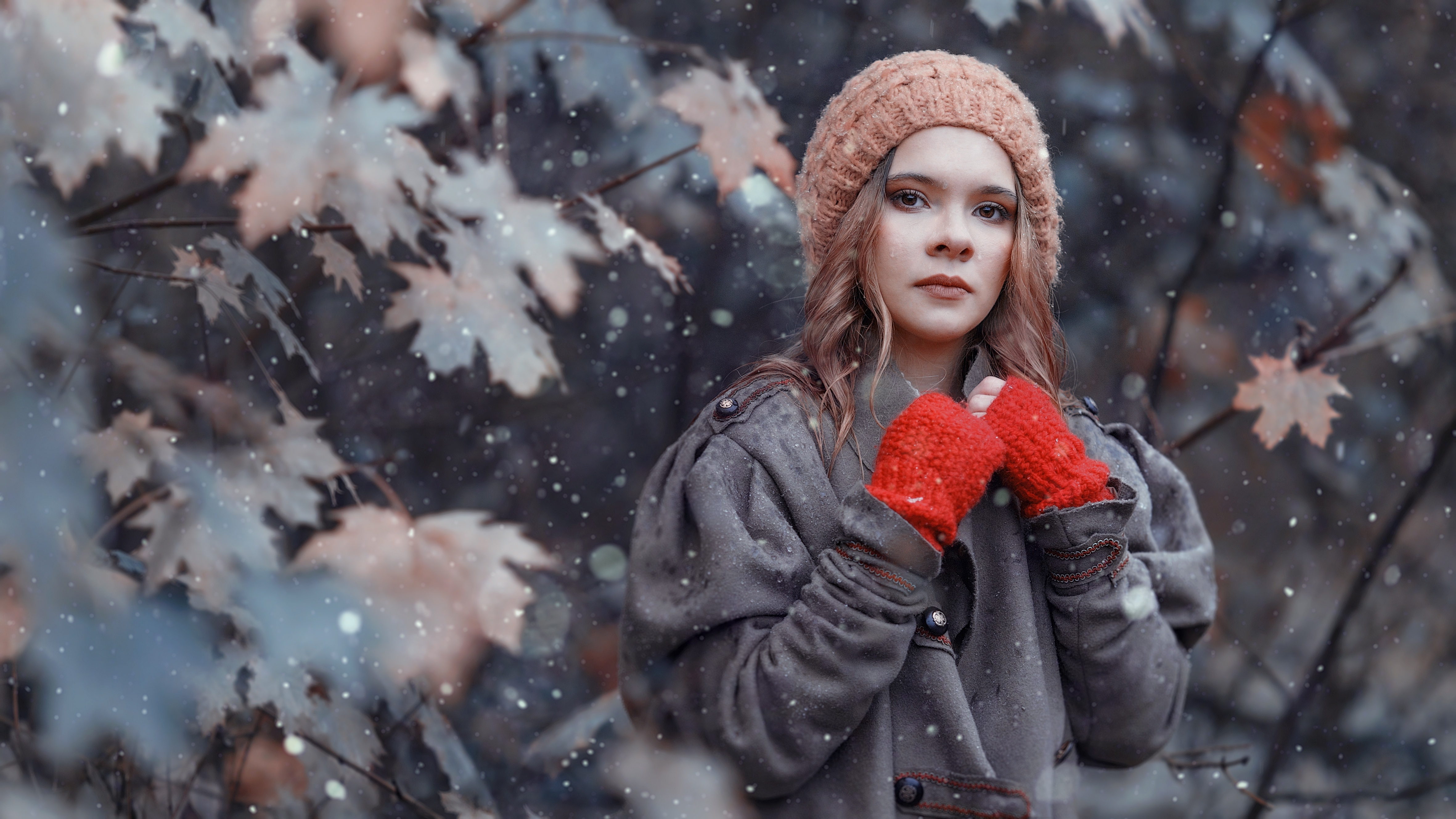 Woman wearing a hat and red mittens HD Wallpaper