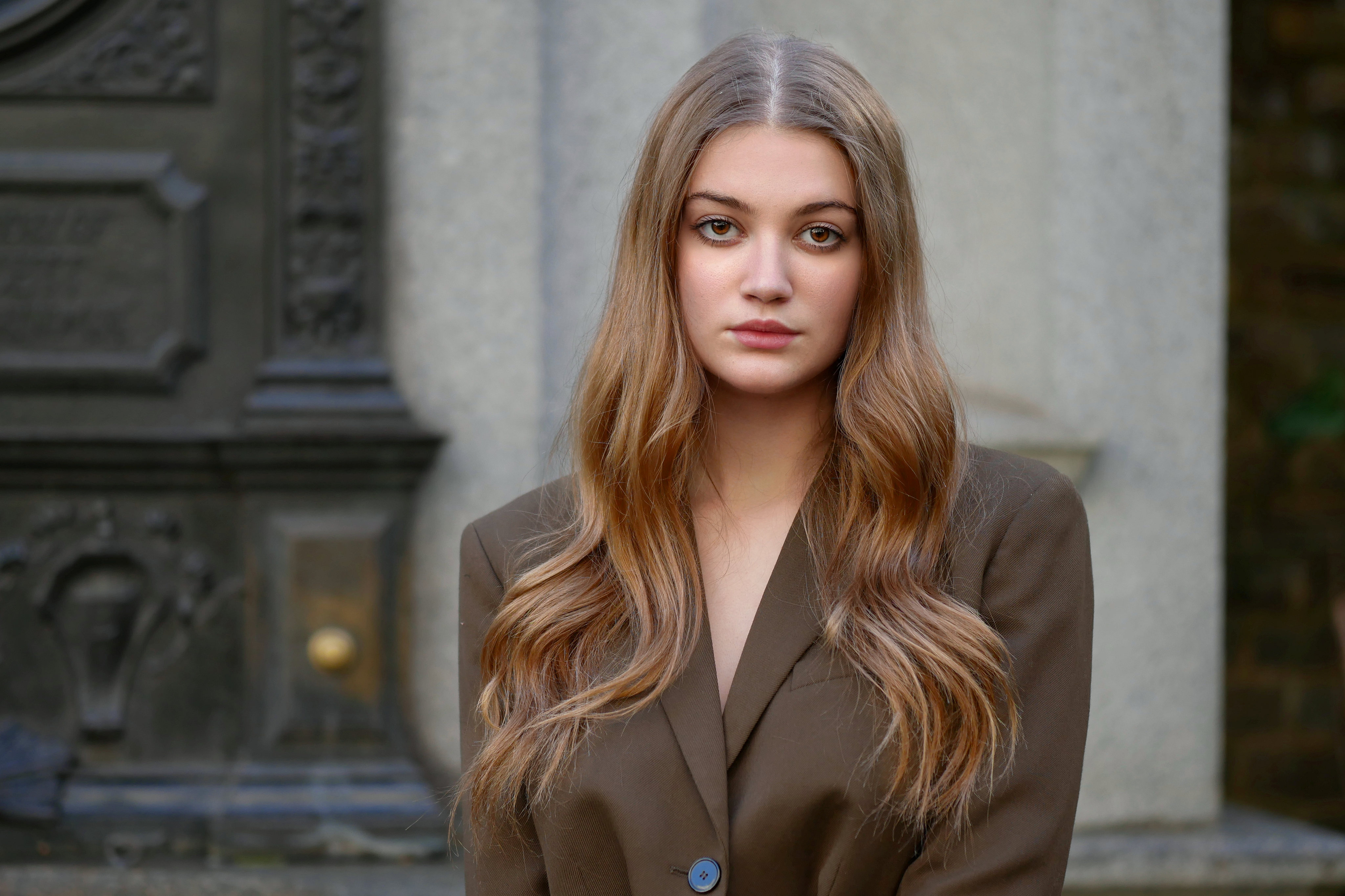 Woman with blonde hair and brown eyes HD Wallpaper