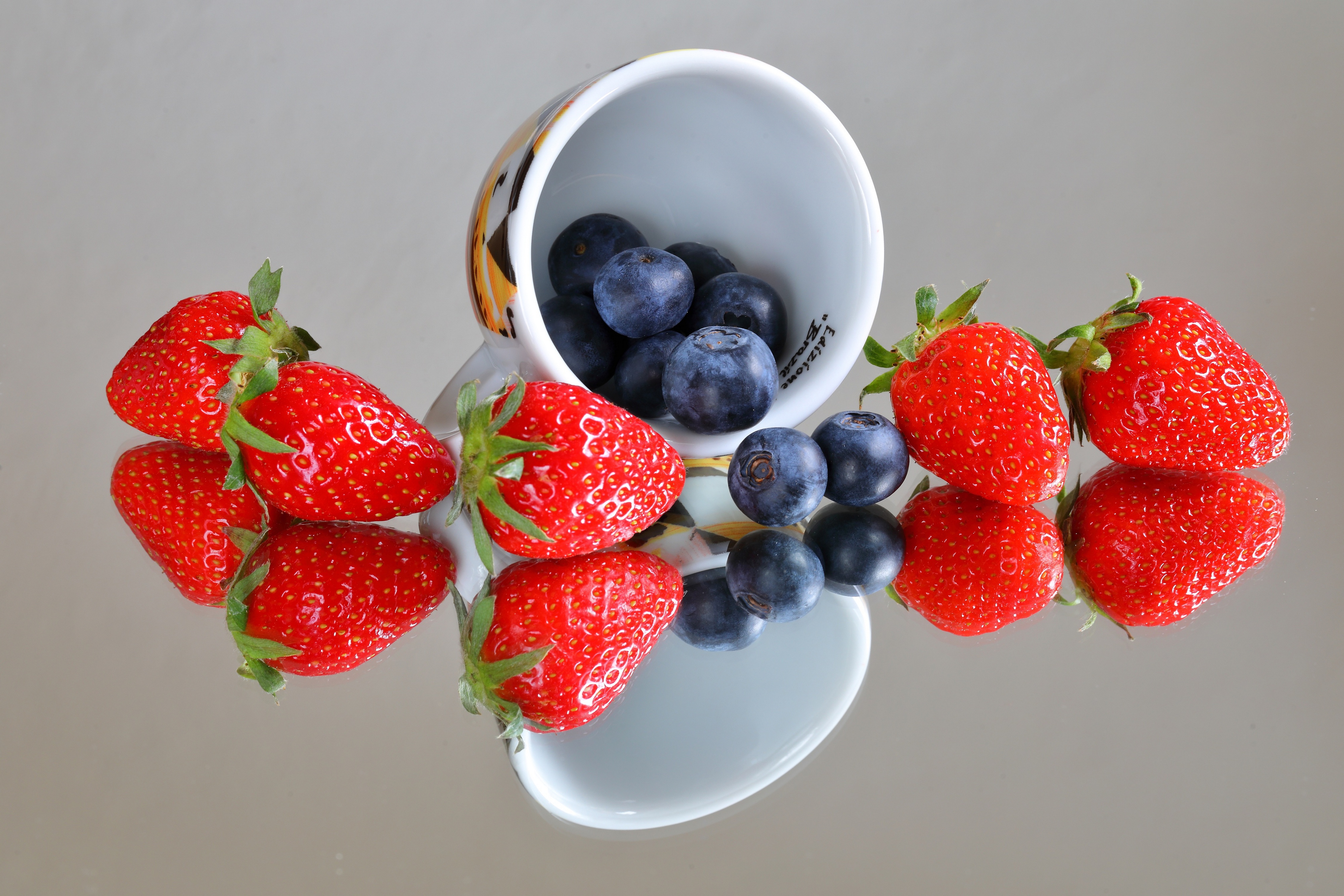 Strawberries and blueberries in a cup with reflection HD Wallpaper
