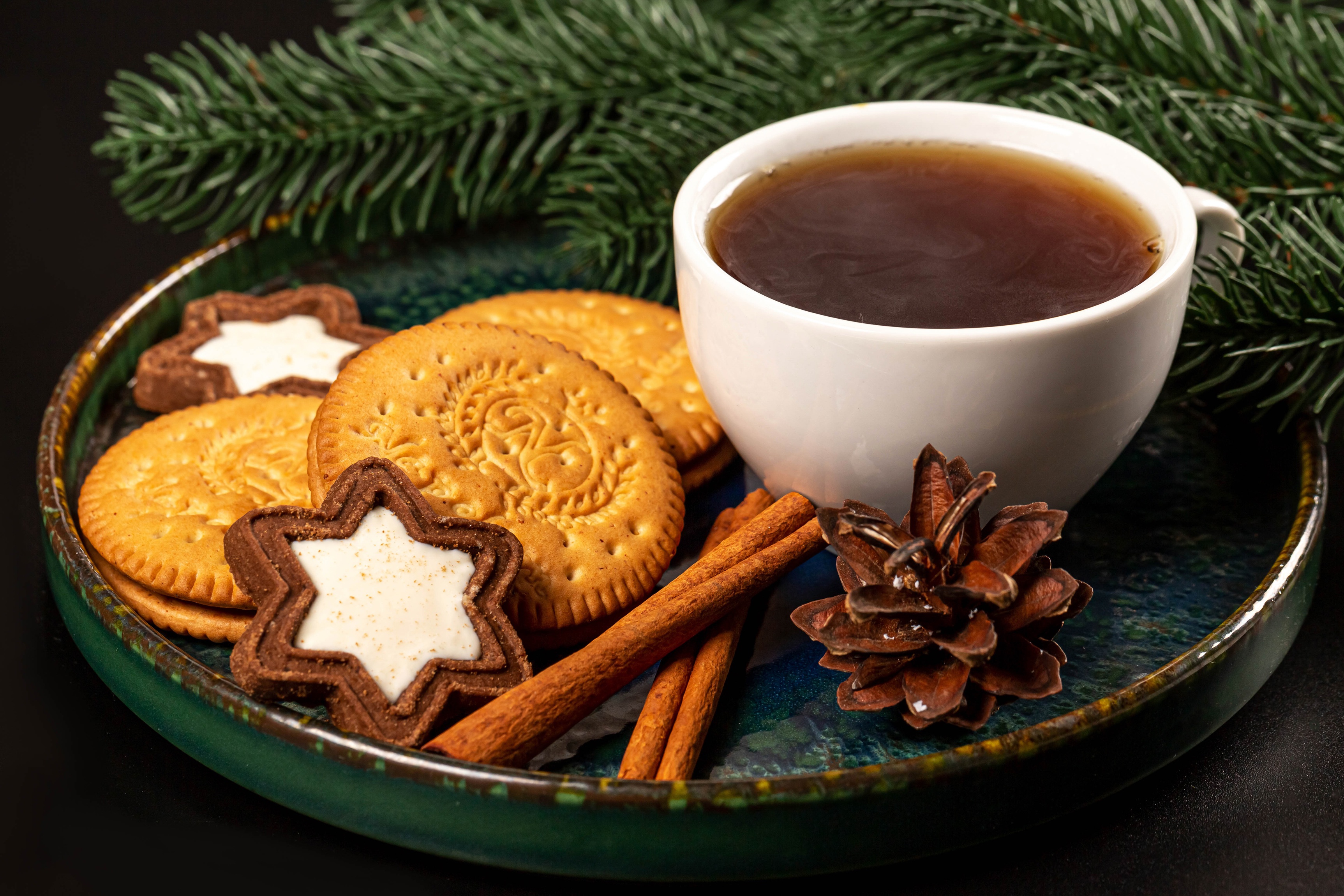 Tea and cookies on a festive plate HD Wallpaper
