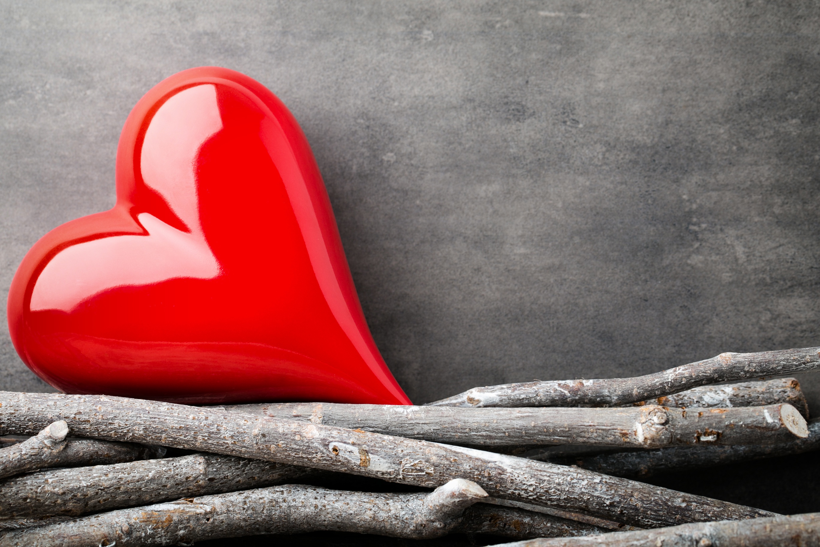 Red Heart on Driftwood HD Wallpaper