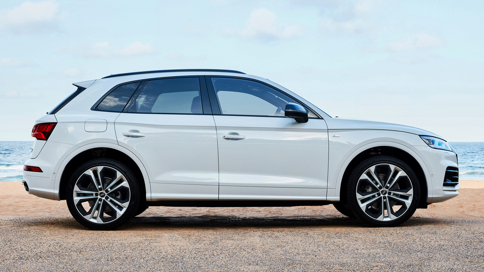 White 2019 Audi Q5 45 TFSI Black Edition SUV on a beach HD Wallpaper