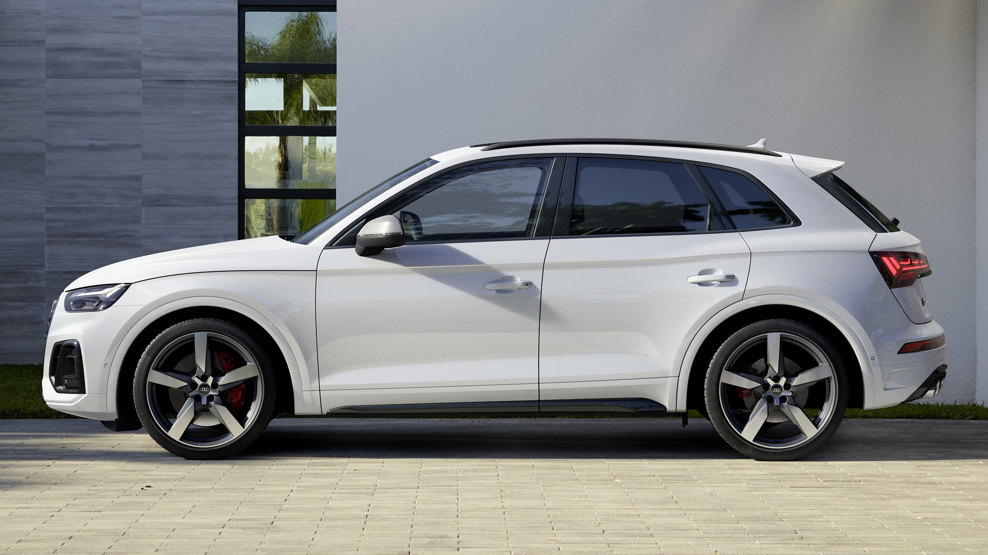 White Audi SQ5 Crossover SUV parked outside modern building HD Wallpaper