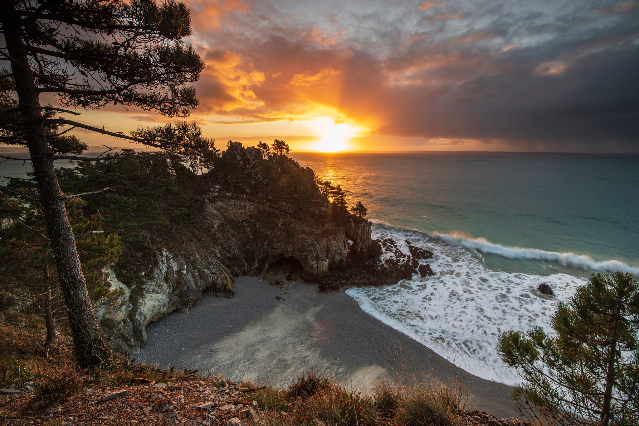 Sunrise over a rocky beach with crashing waves HD Wallpaper