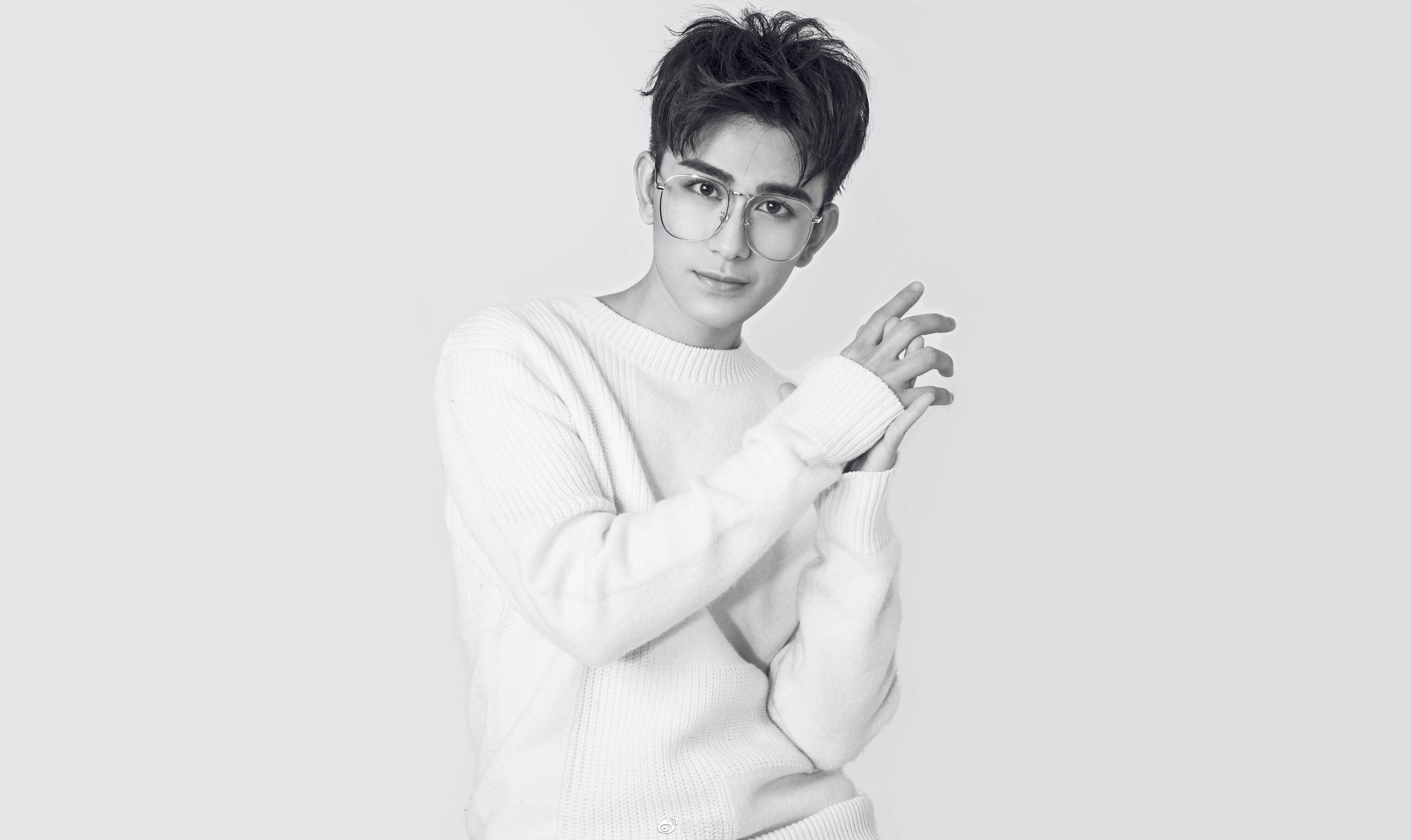 Zhu Zanjin wearing glasses and a sweater HD Wallpaper