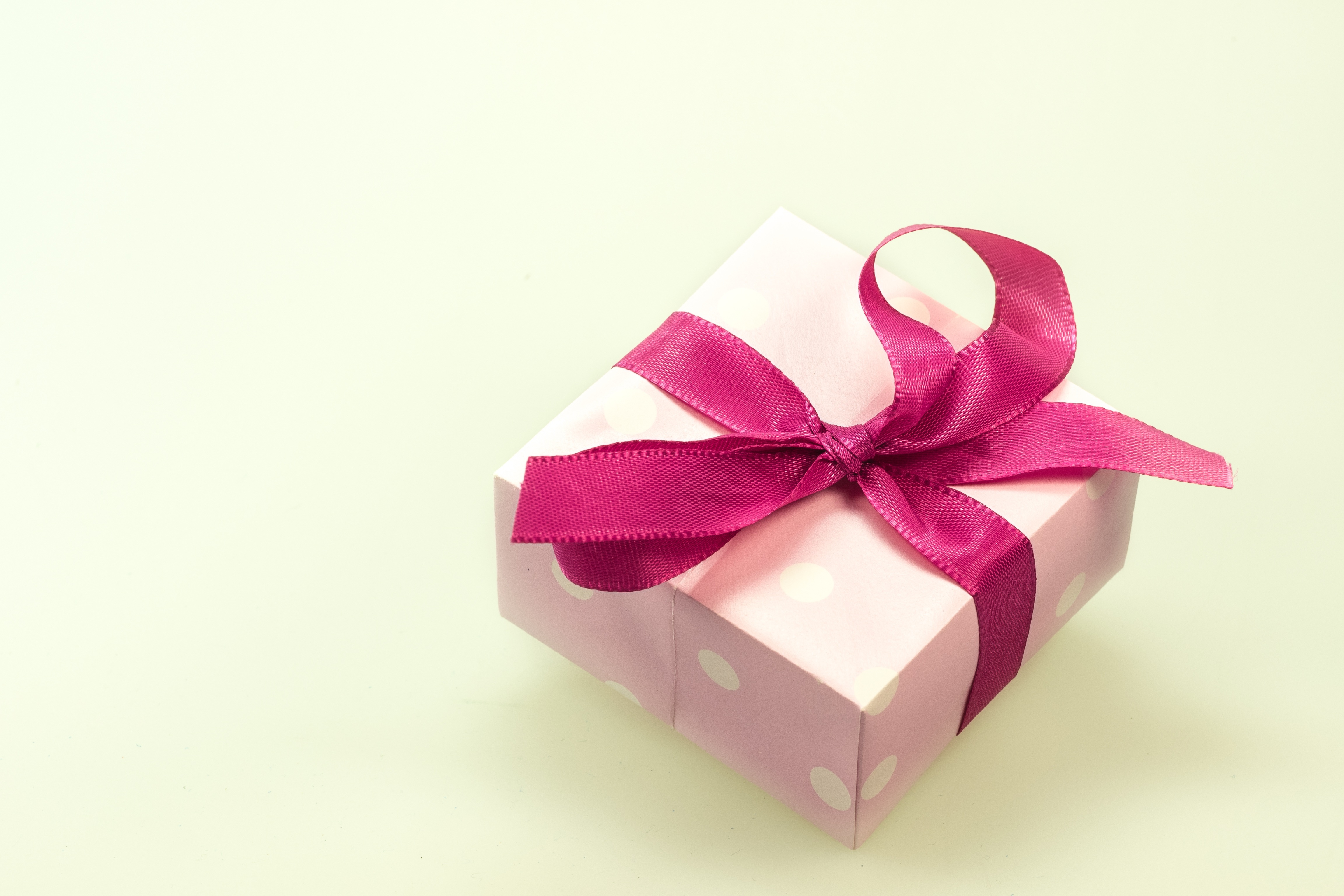 Pink polka dot gift box with ribbon 4K HD Wallpaper