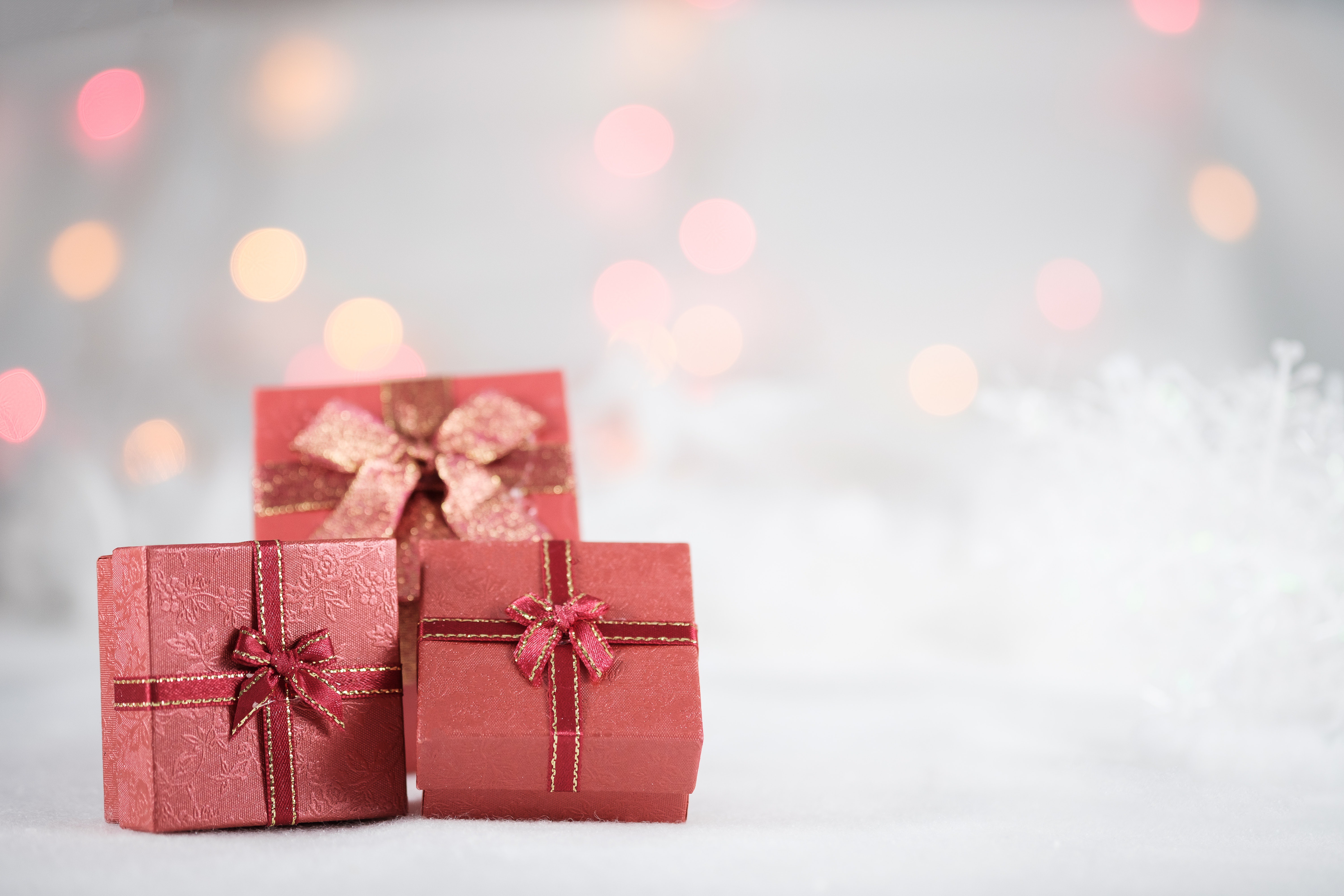 Red gift boxes with bows on snow HD Wallpaper