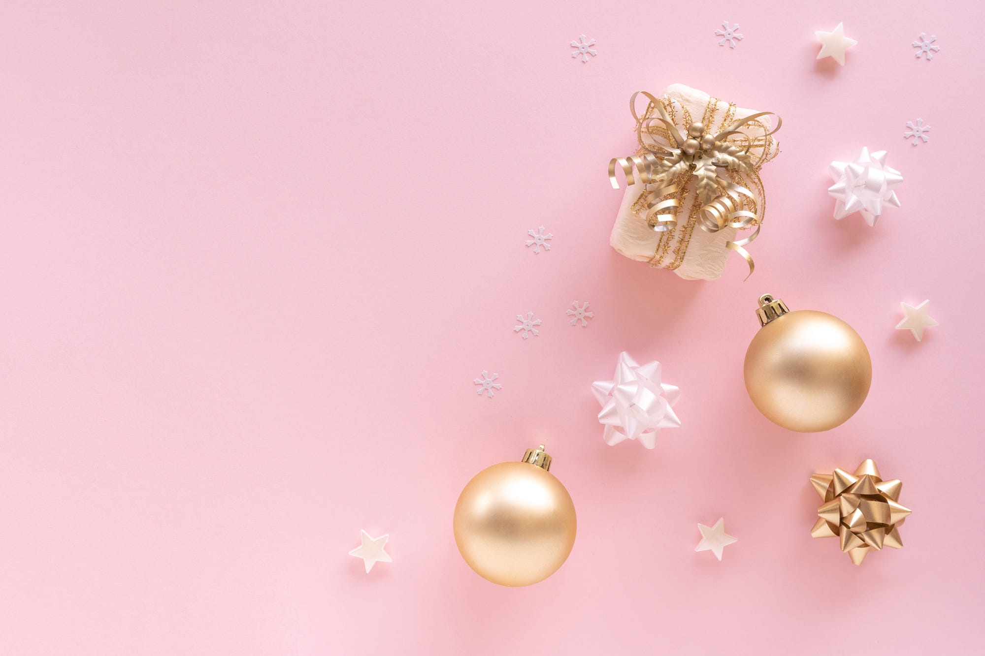 Christmas gift box with ornaments and snowflakes HD Wallpaper