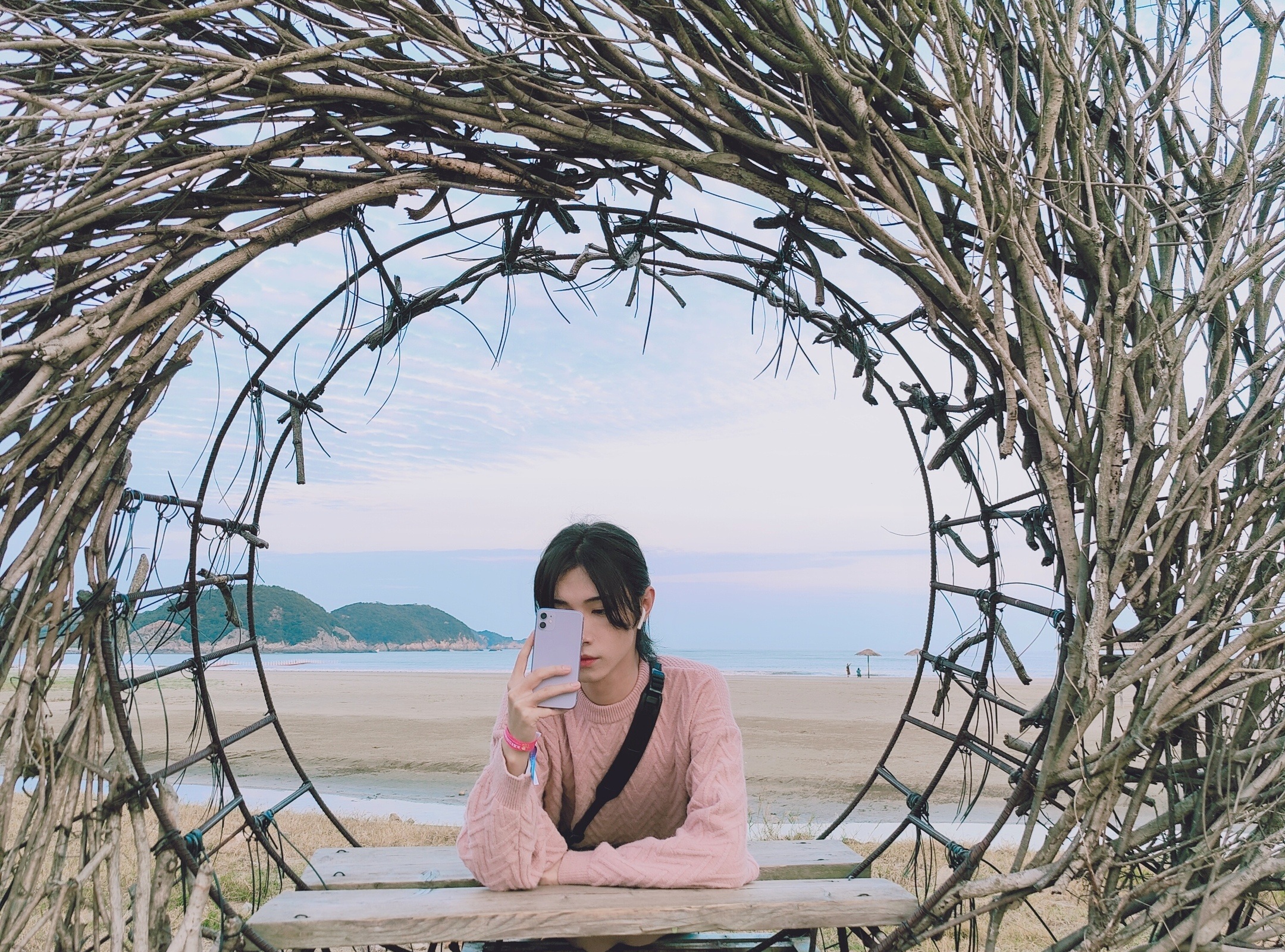 Song Ji Yang taking a selfie at the beach HD Wallpaper