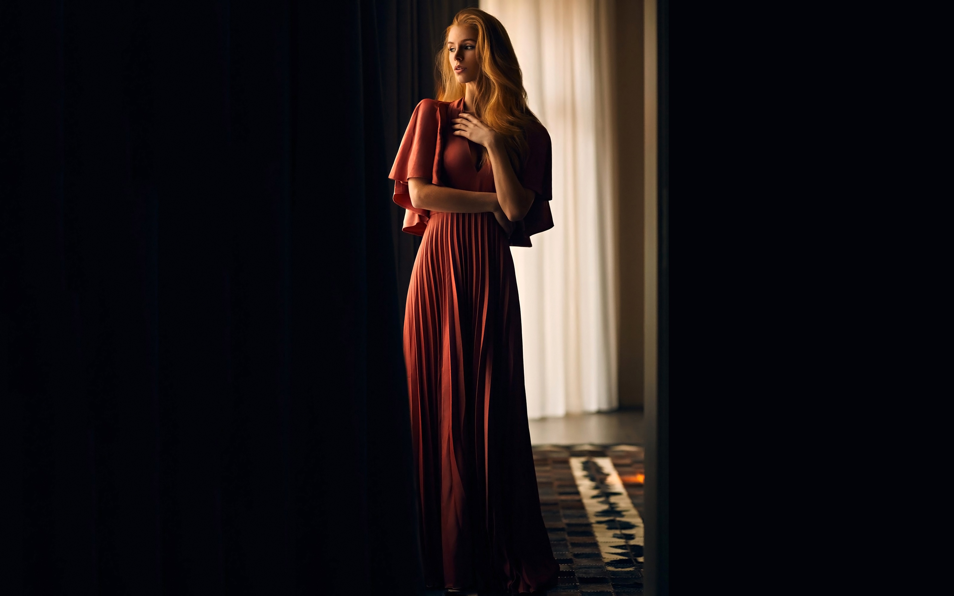 Elegant Blonde Model in Flowing Dress HD Wallpaper