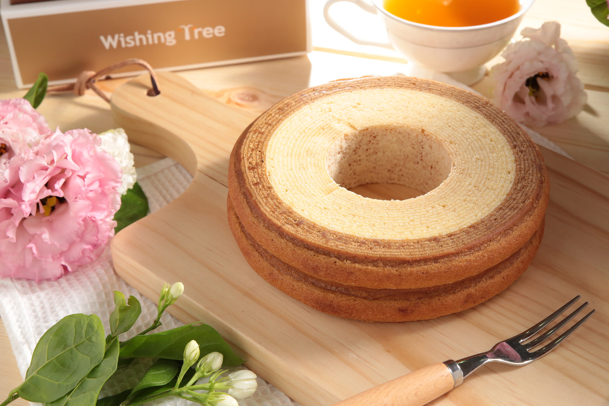 Baumkuchen cake with flowers and tea HD Wallpaper