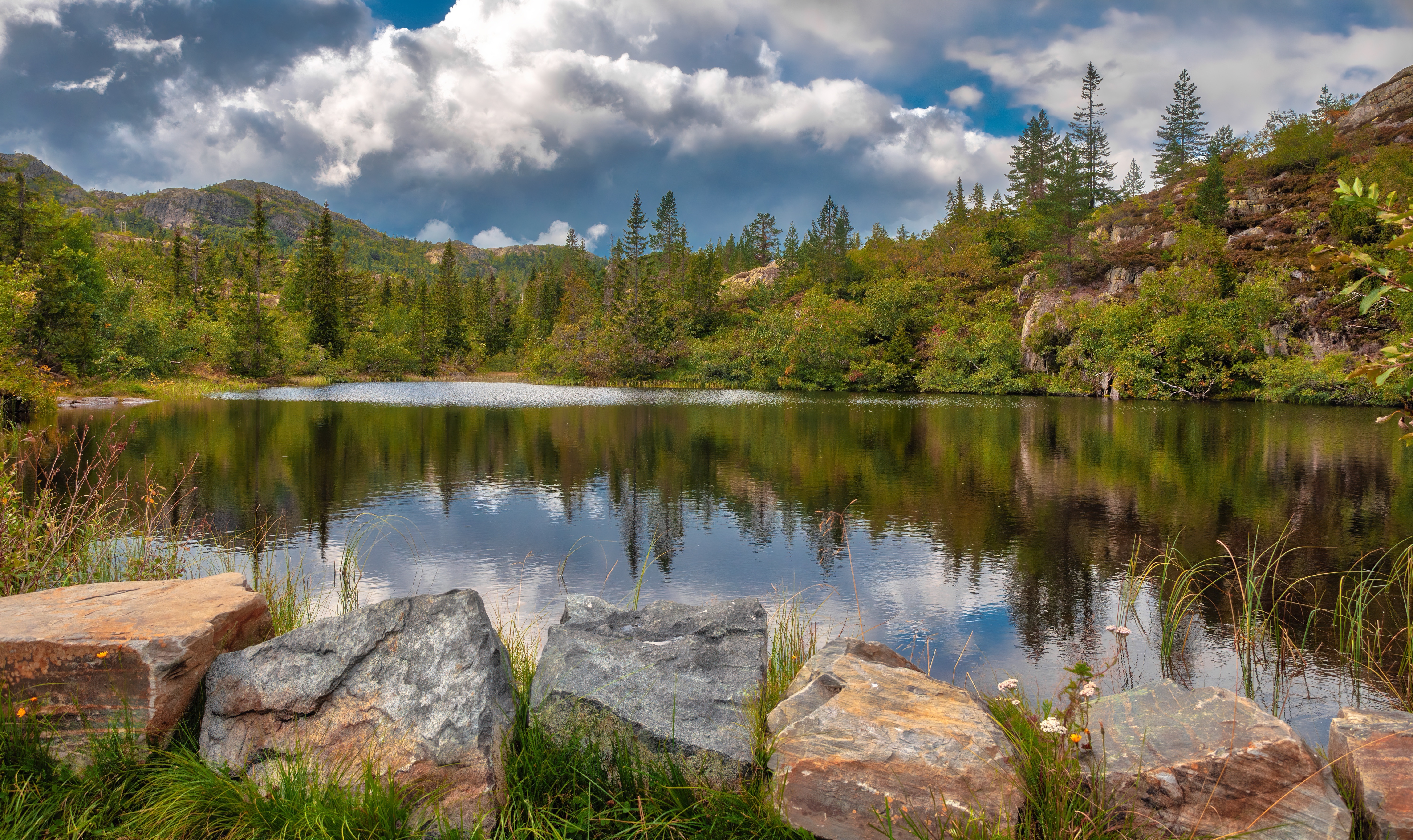 Lake with Mountains and Clouds Reflection 4K HD Wallpaper
