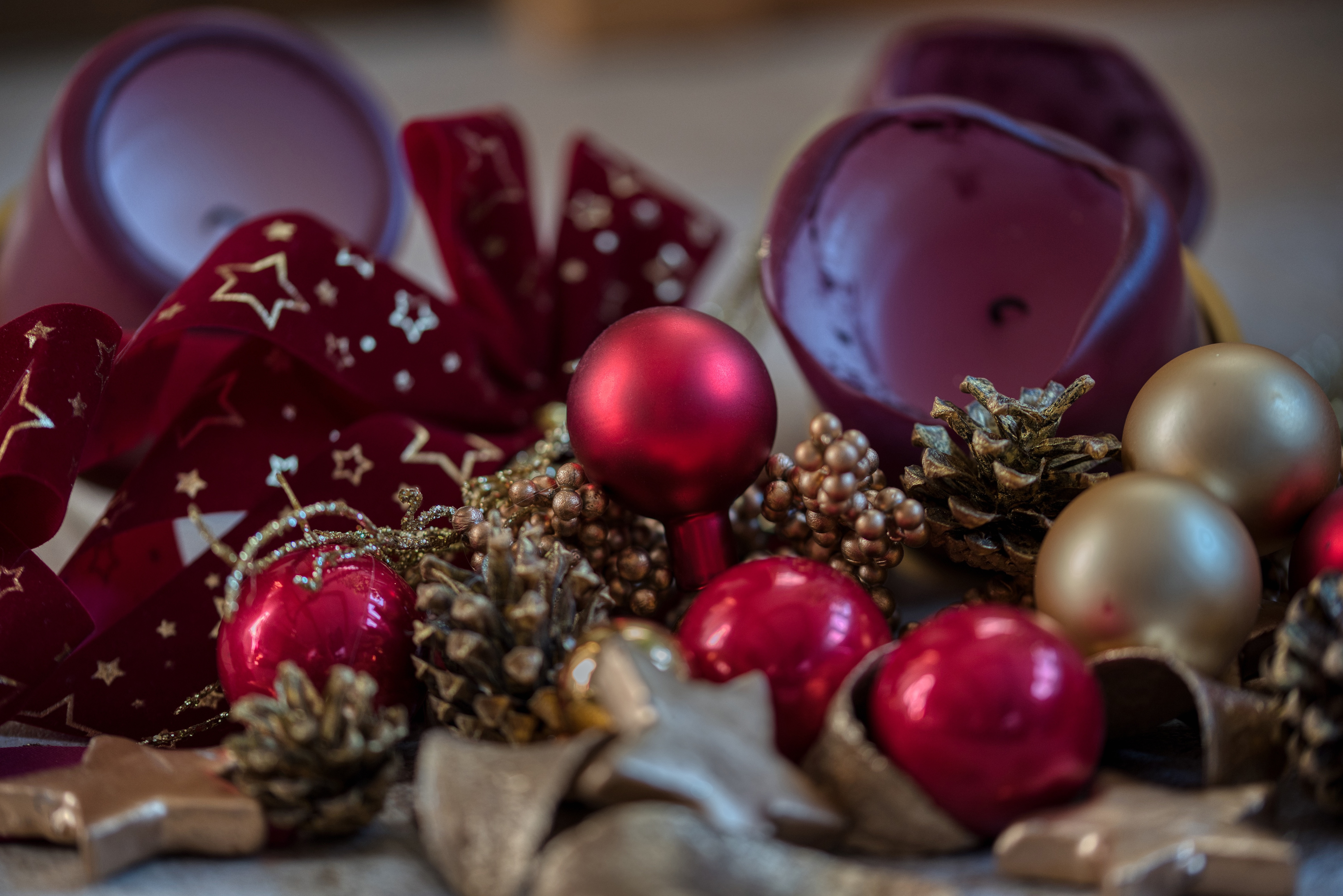 Christmas decorations with candles and ornaments HD Wallpaper