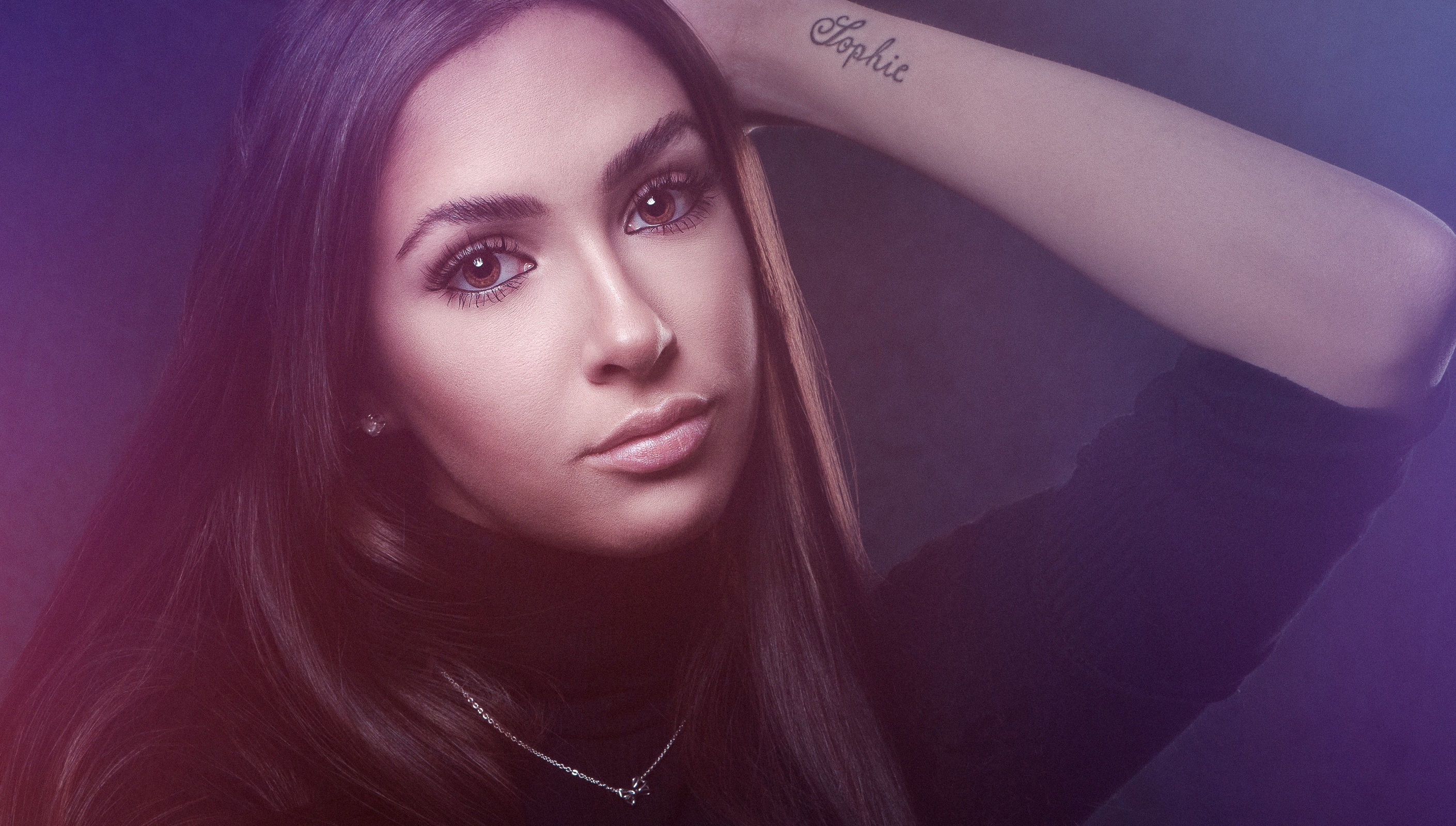 Woman with brown eyes and brunette hair HD Wallpaper