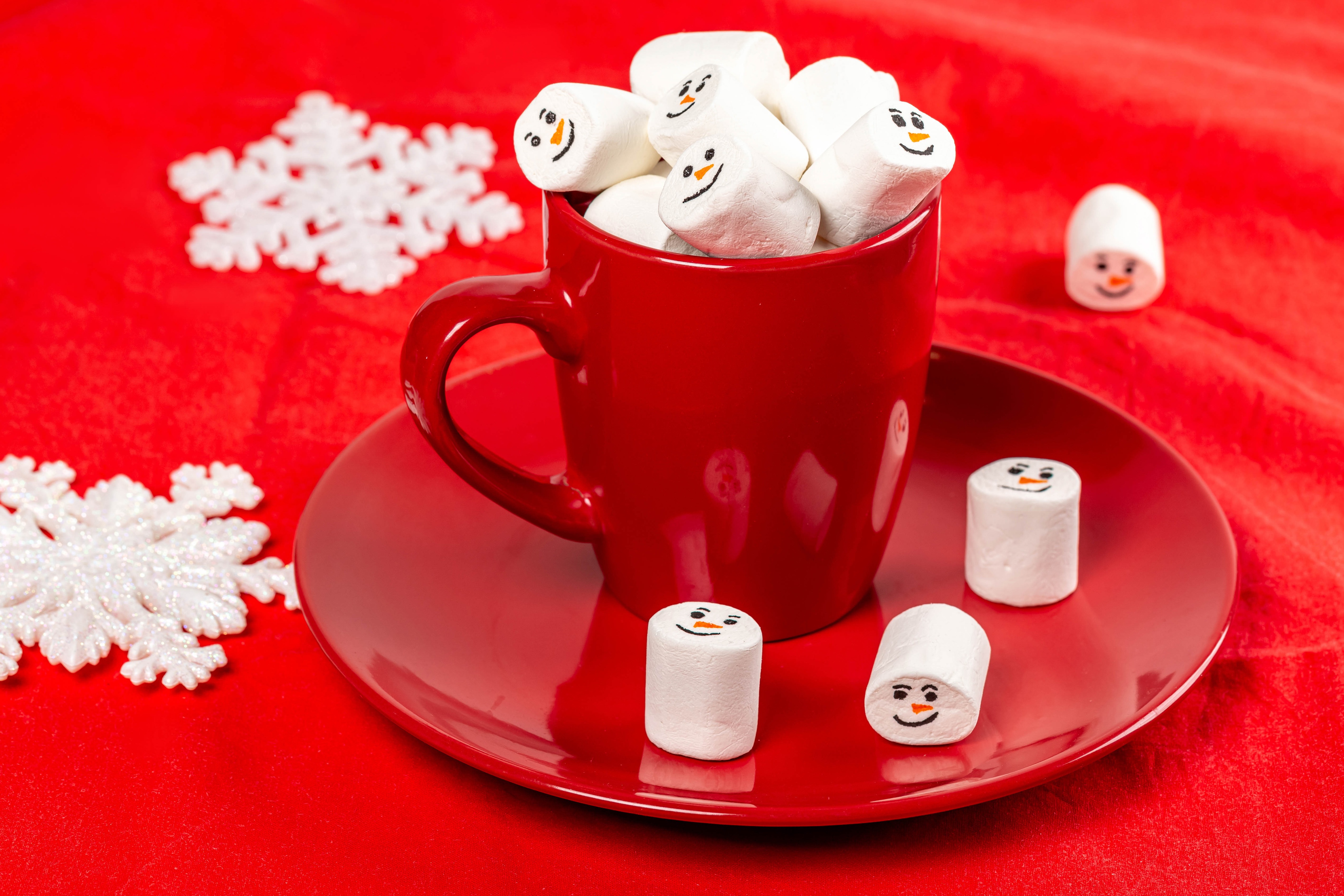 Marshmallows in a red cup with snowflakes HD Wallpaper