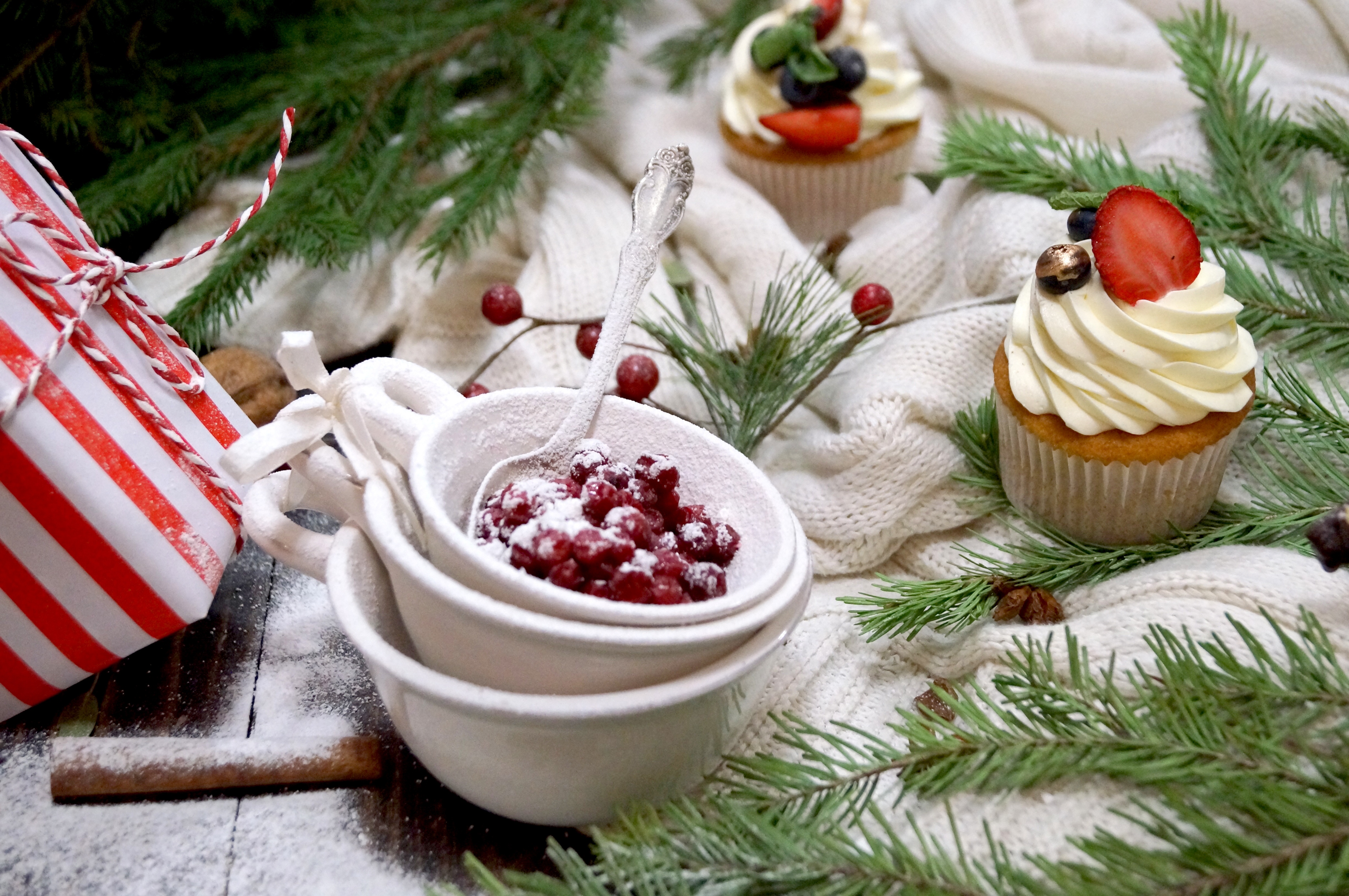 Christmas cupcakes with berries and gift HD Wallpaper