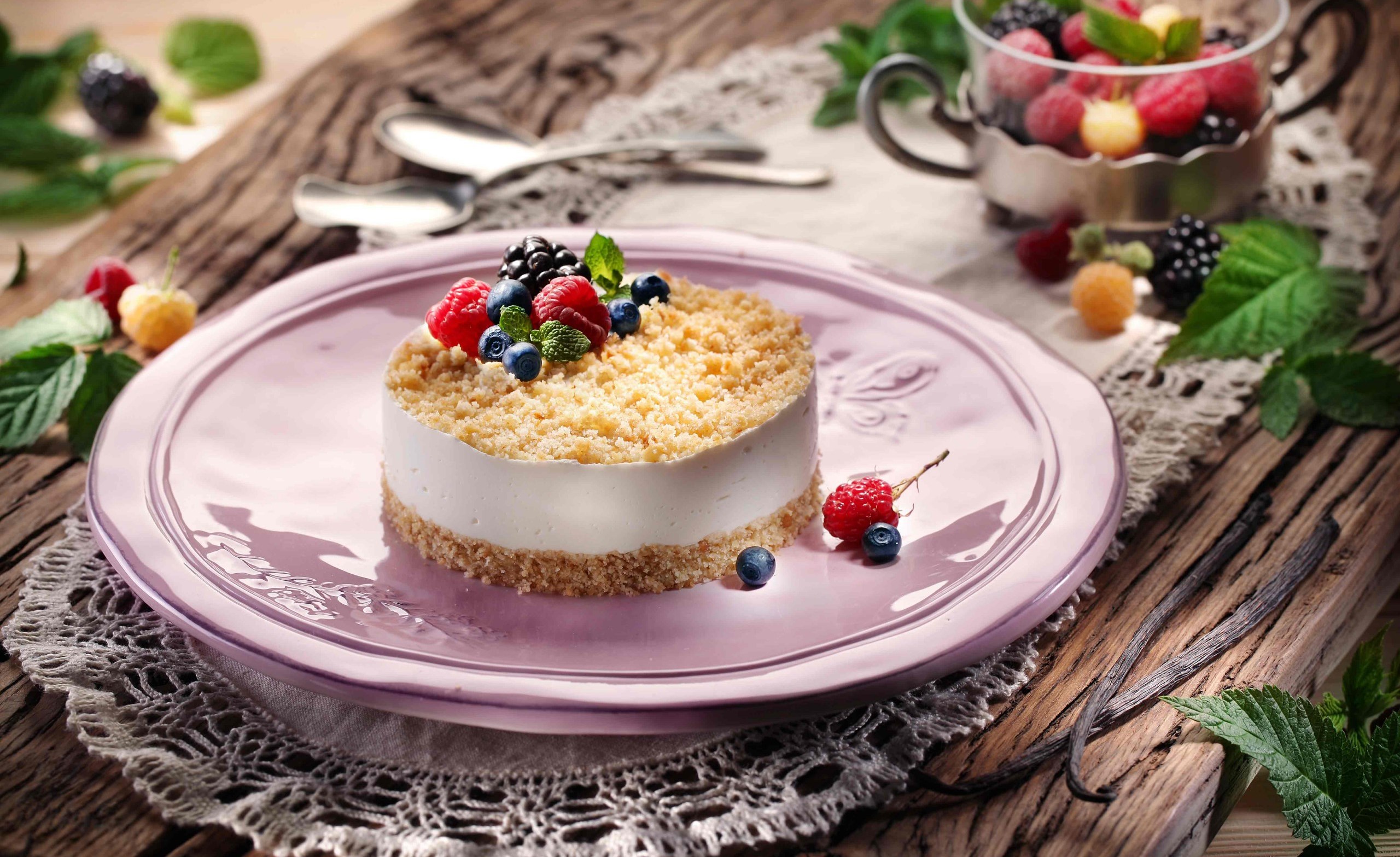 Berry Cheesecake with Crumble Topping HD Wallpaper