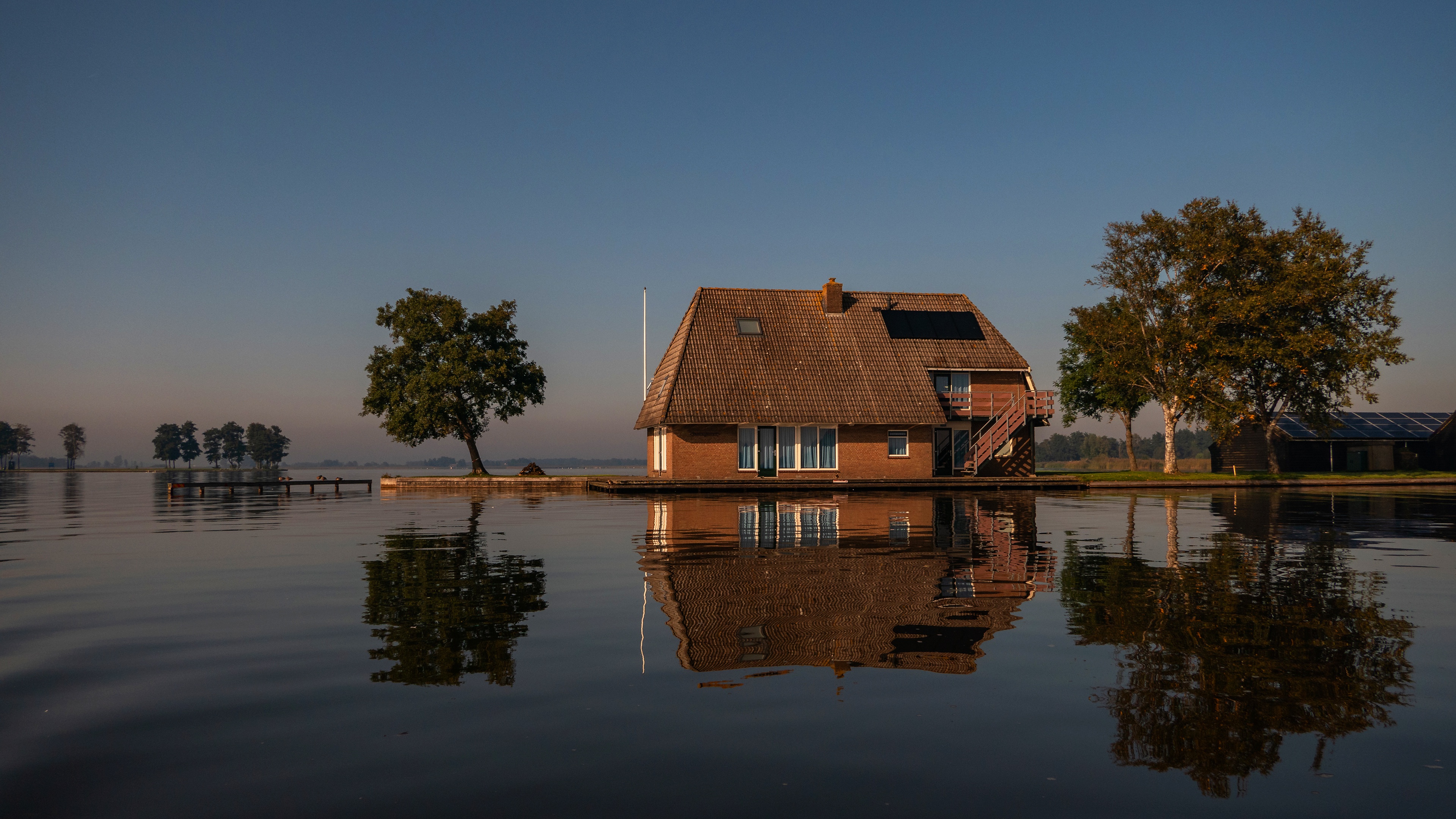 House on the water with reflections HD Wallpaper