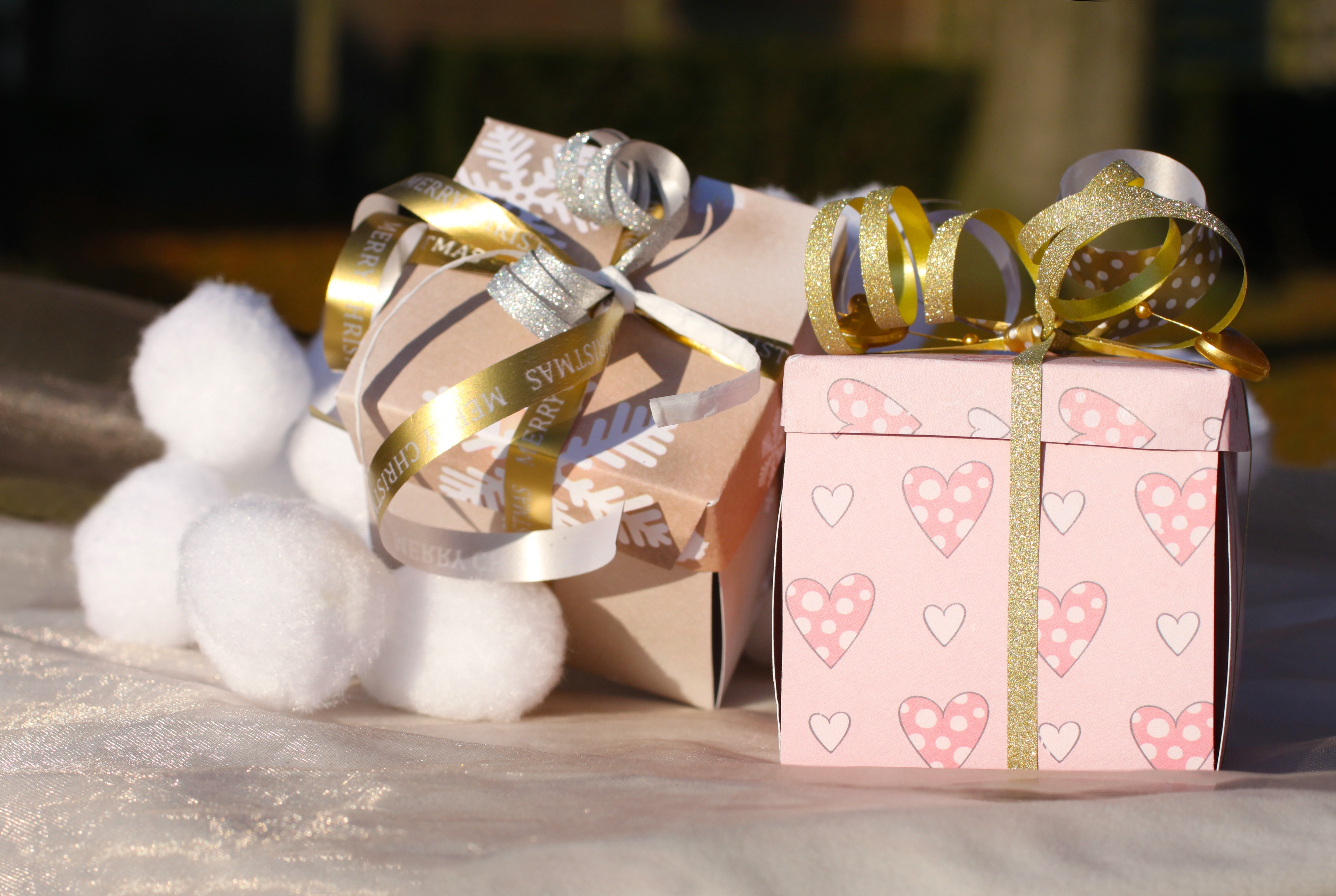 Gifts with ribbons and snowballs HD Wallpaper