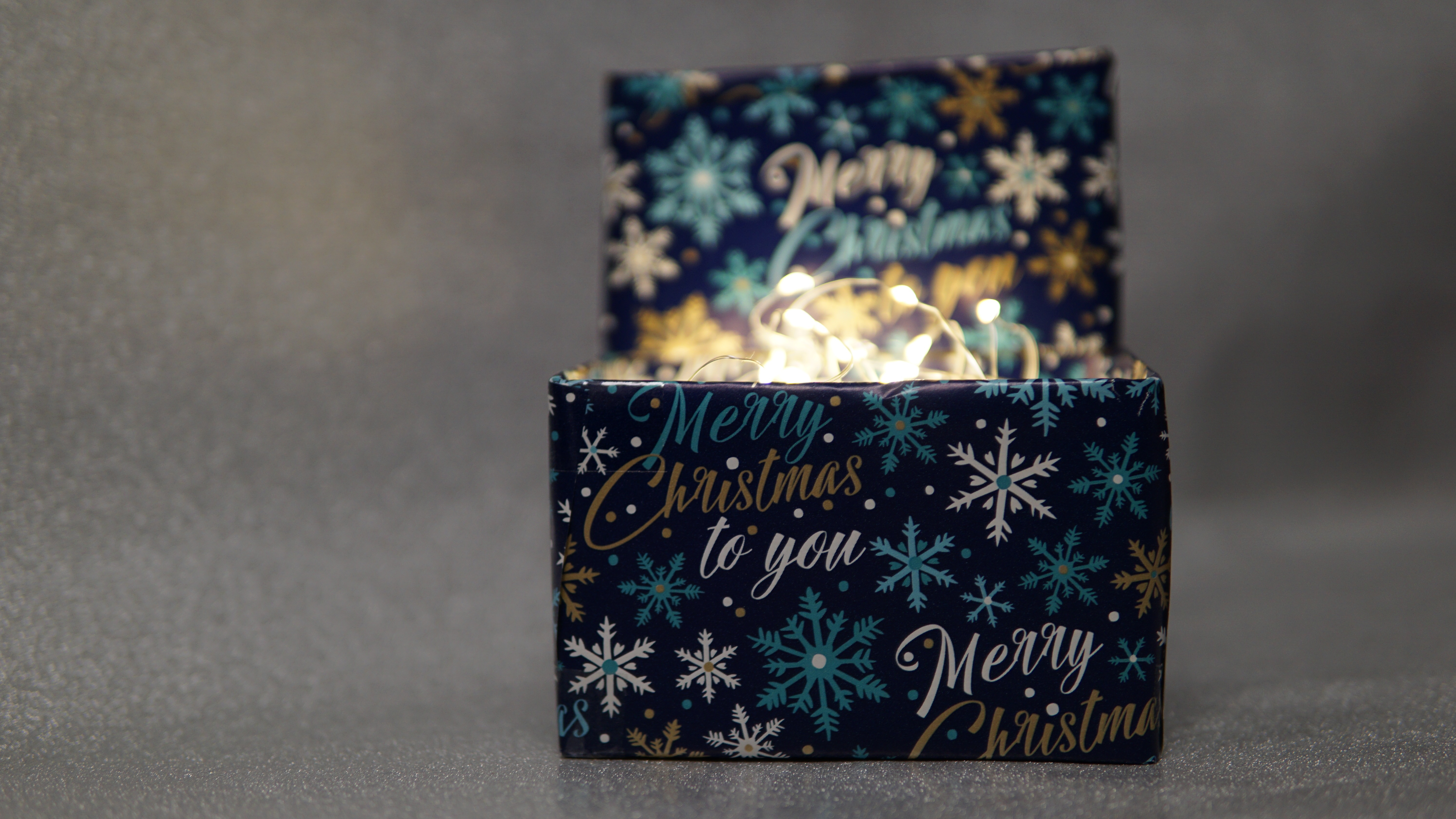 Christmas gift box with fairy lights HD Wallpaper