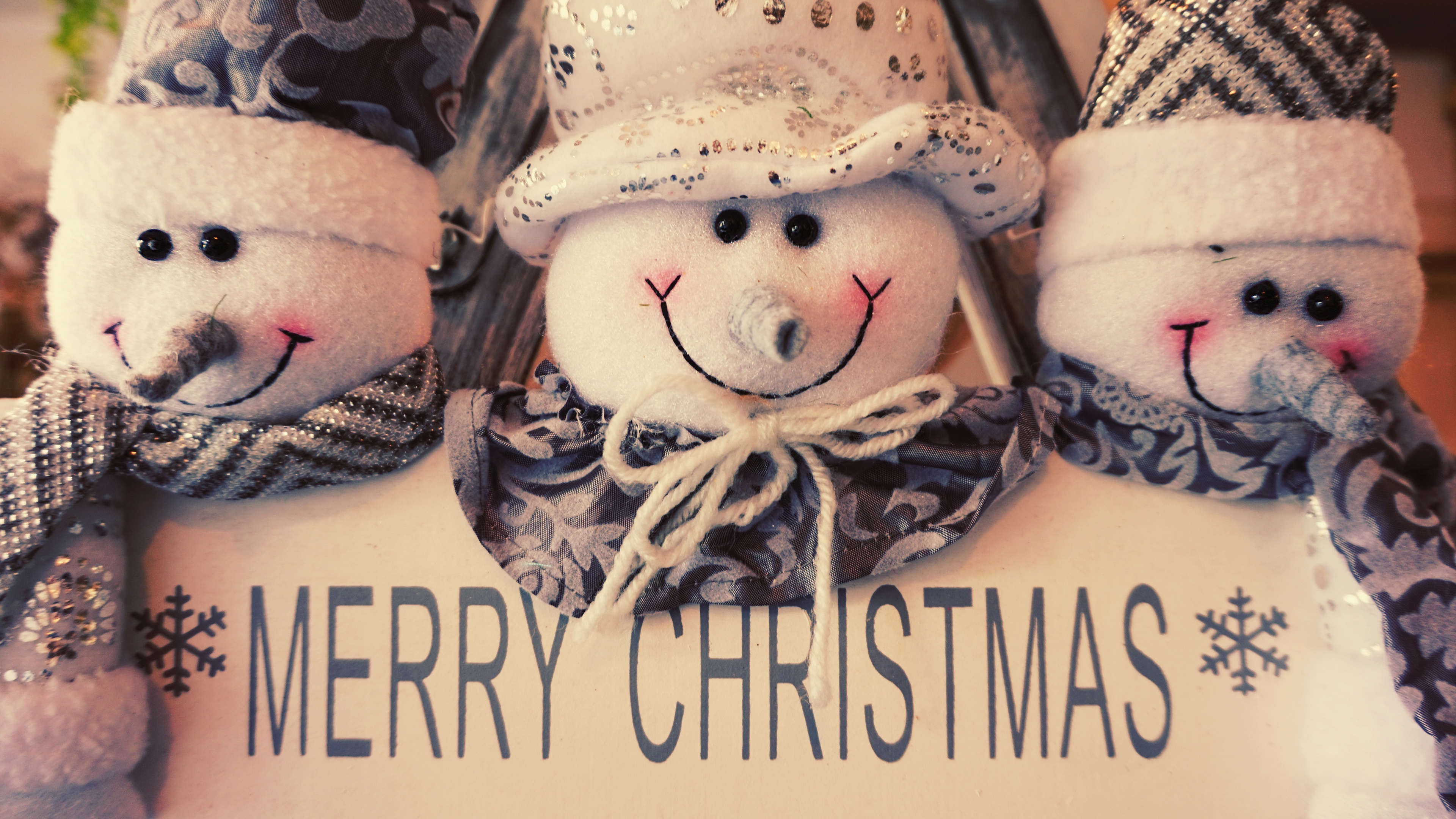 Three snowmen with Merry Christmas sign HD Wallpaper
