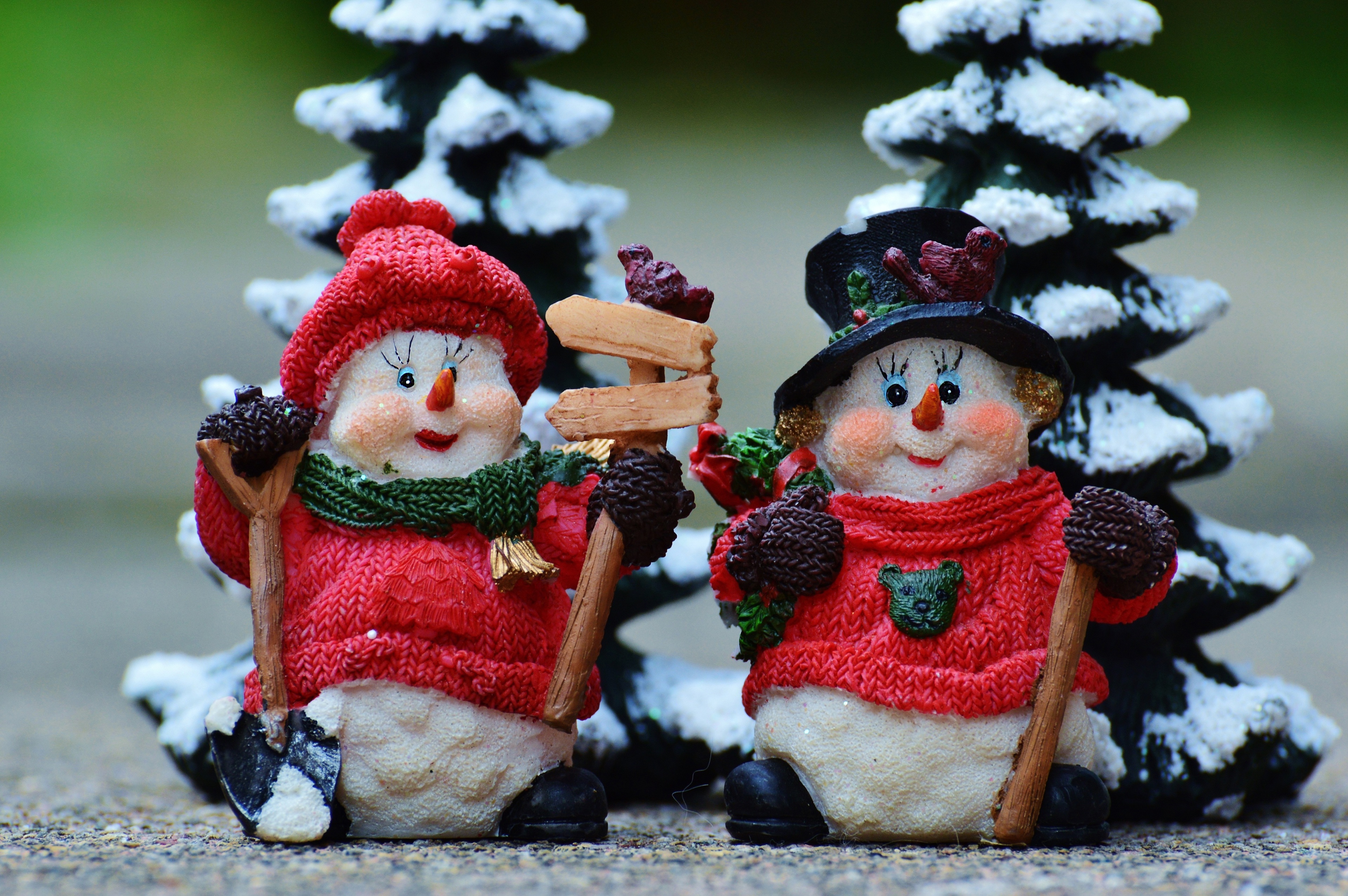Two snowmen figurines with Christmas trees HD Wallpaper