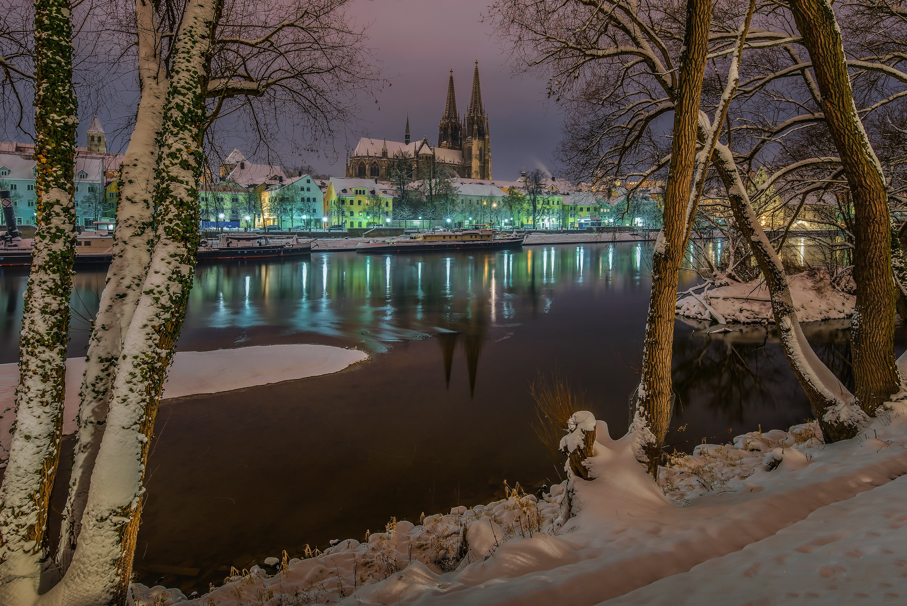 Winter scene of Regensburg, Bavaria, Germany with river and cathedral HD Wallpaper