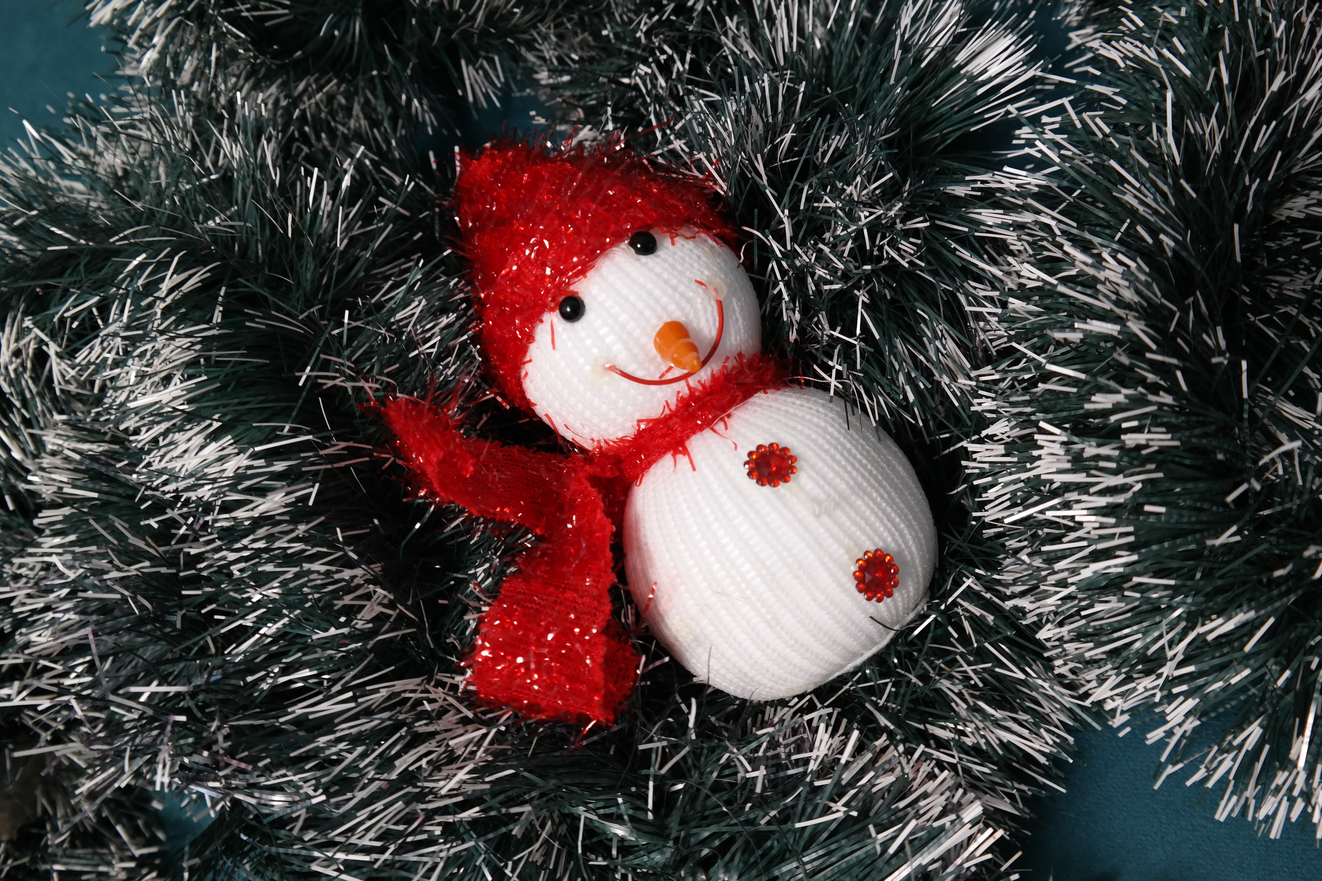 Christmas snowman decoration with tinsel HD Wallpaper