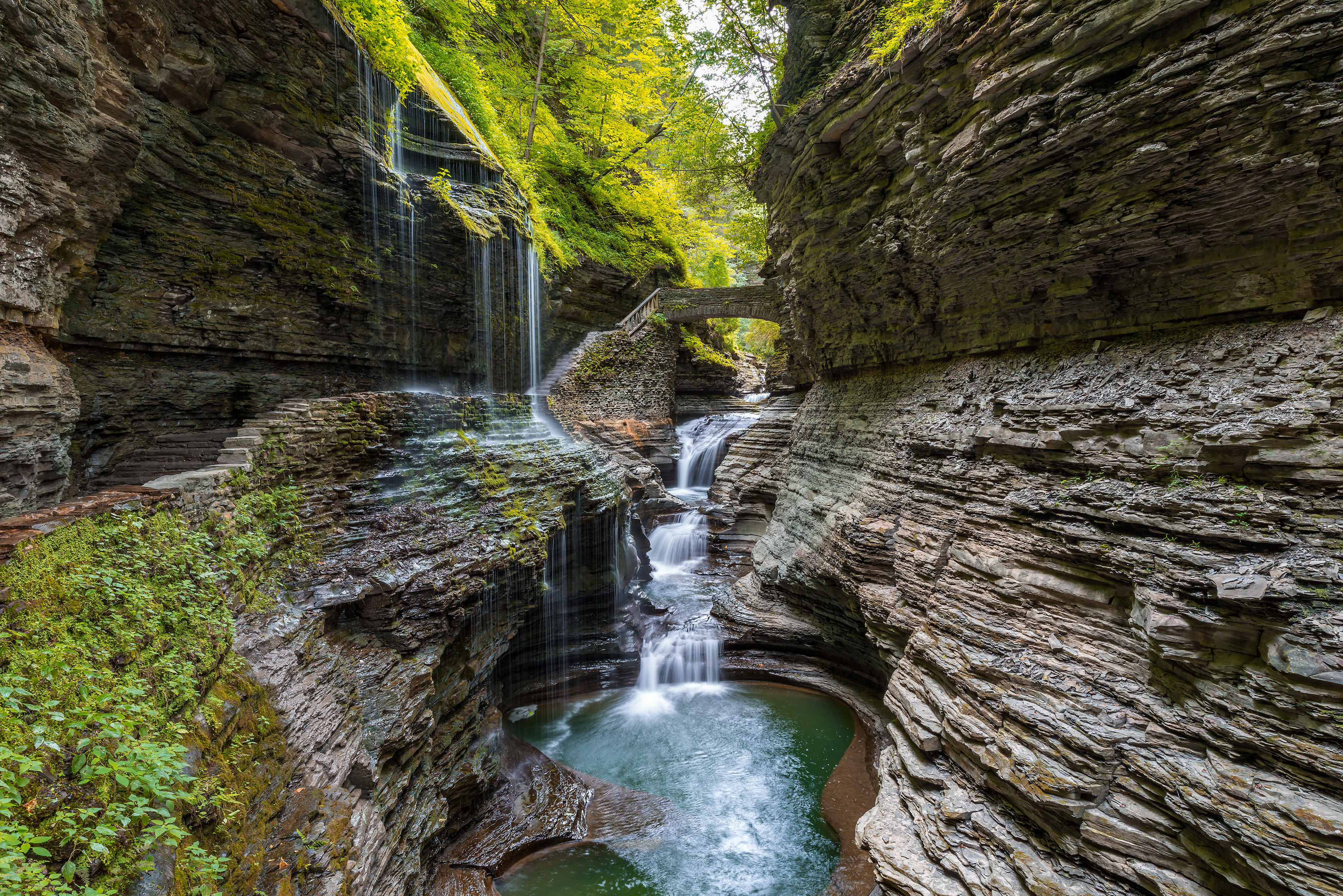 Waterfalls and stone bridge in Watkins Glen State Park HD Wallpaper