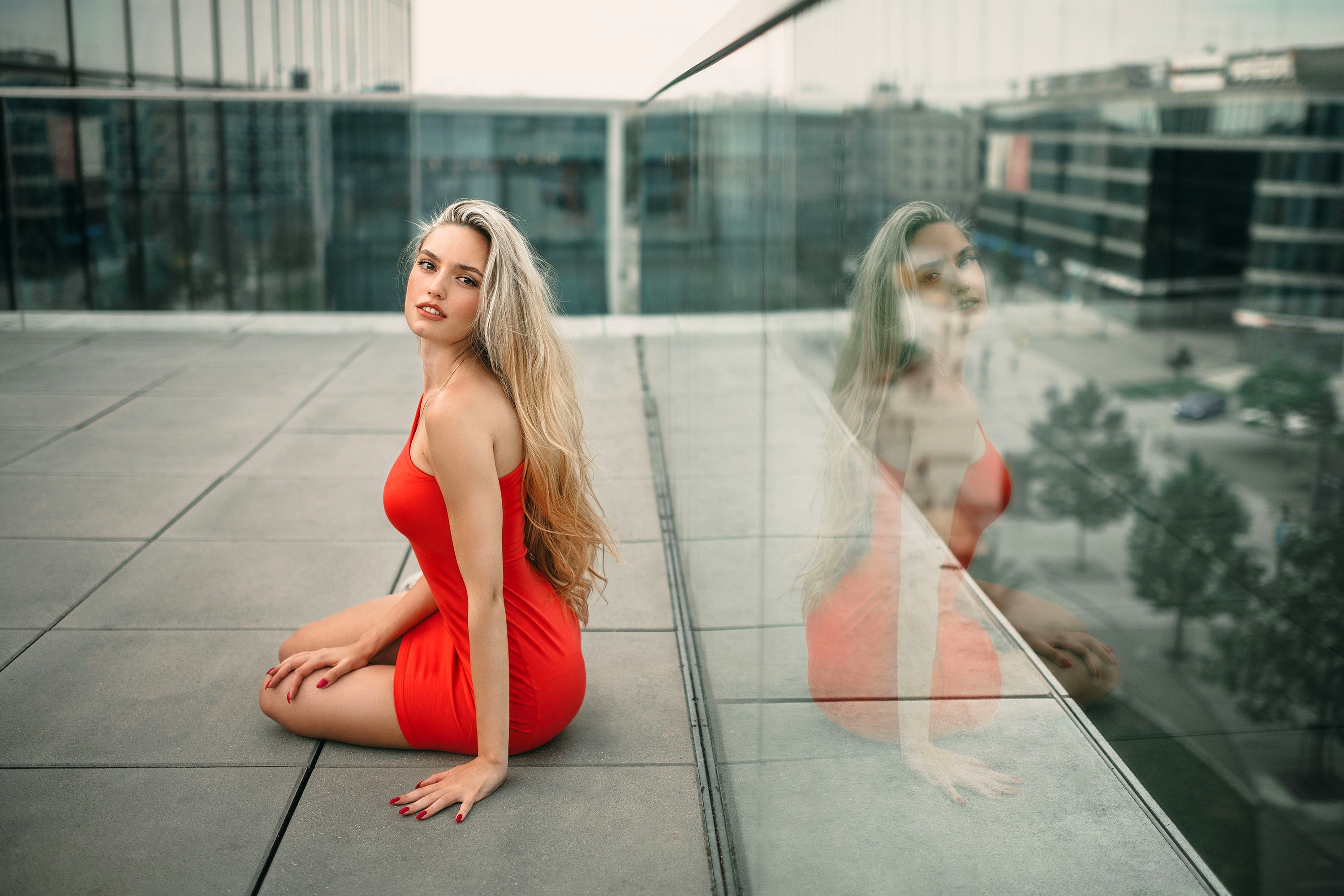 Woman in red dress with reflection HD Wallpaper