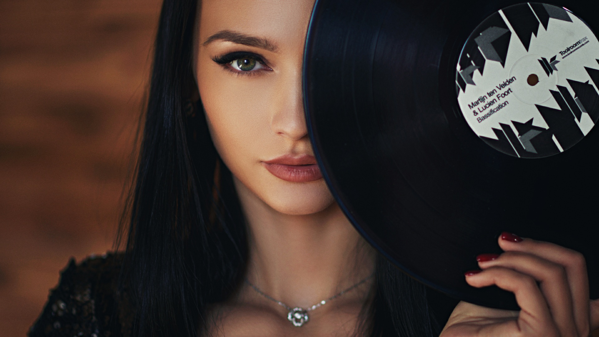 Woman holding a vinyl record HD Wallpaper