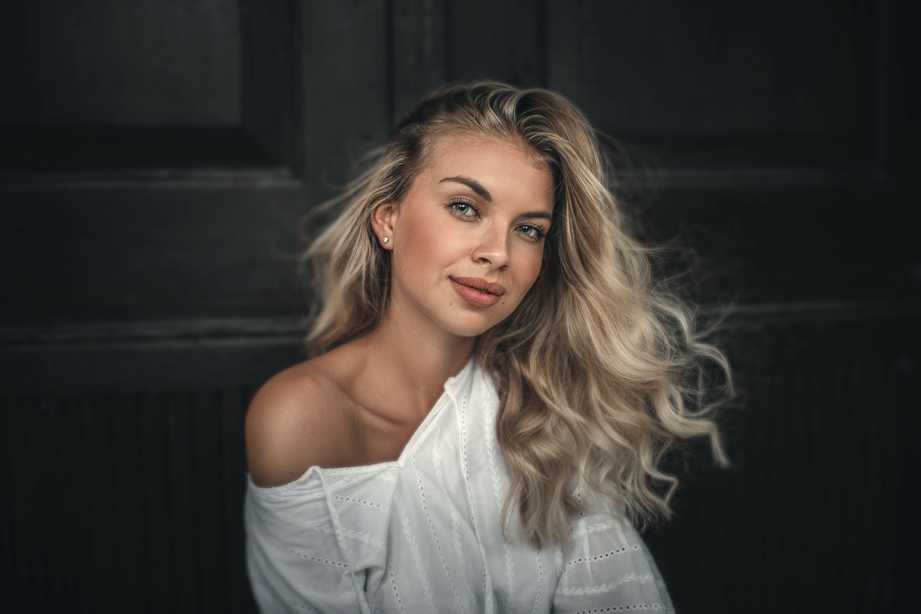 Blonde woman with blue eyes wearing a white top HD Wallpaper