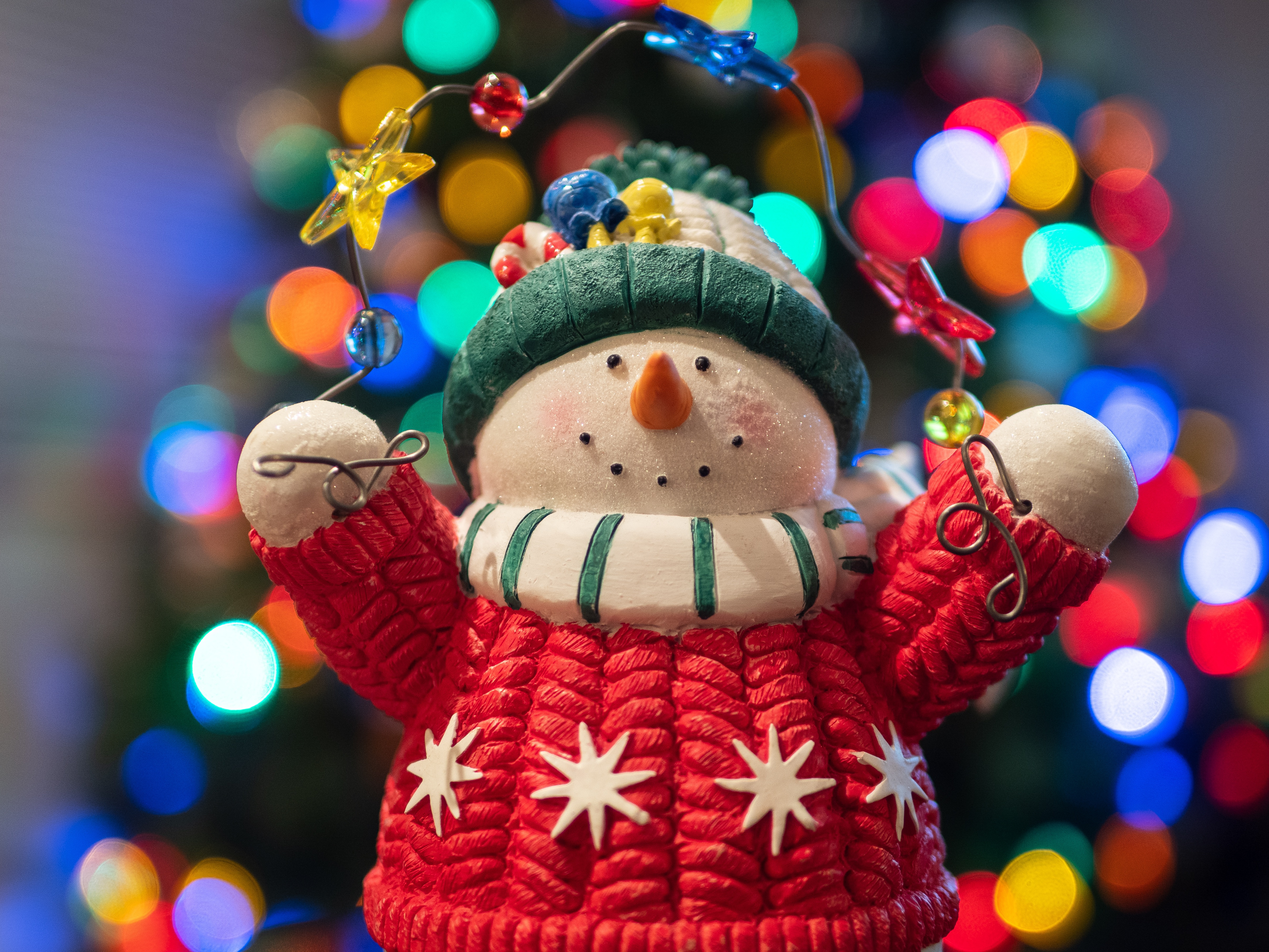Christmas snowman figurine with lights HD Wallpaper