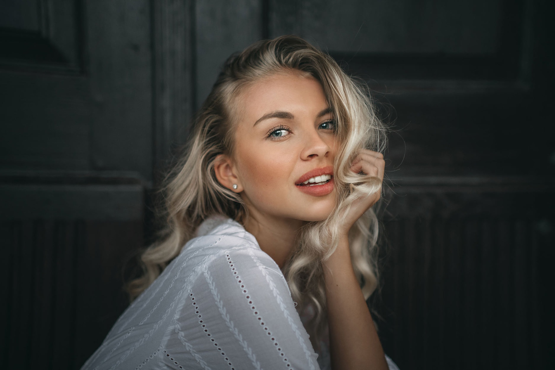 Blonde woman with blue eyes smiling HD Wallpaper