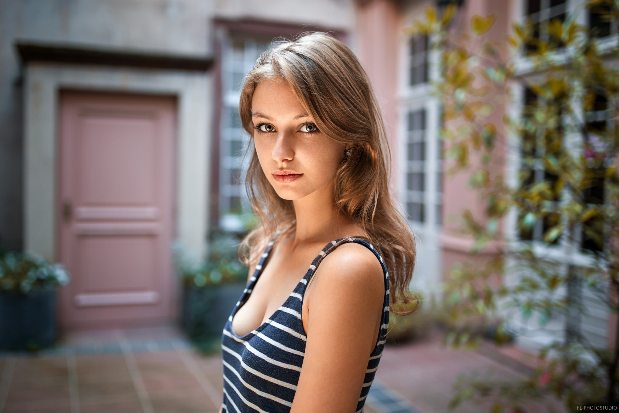 Leah Cuvillier Portrait in Soft Focus HD Wallpaper